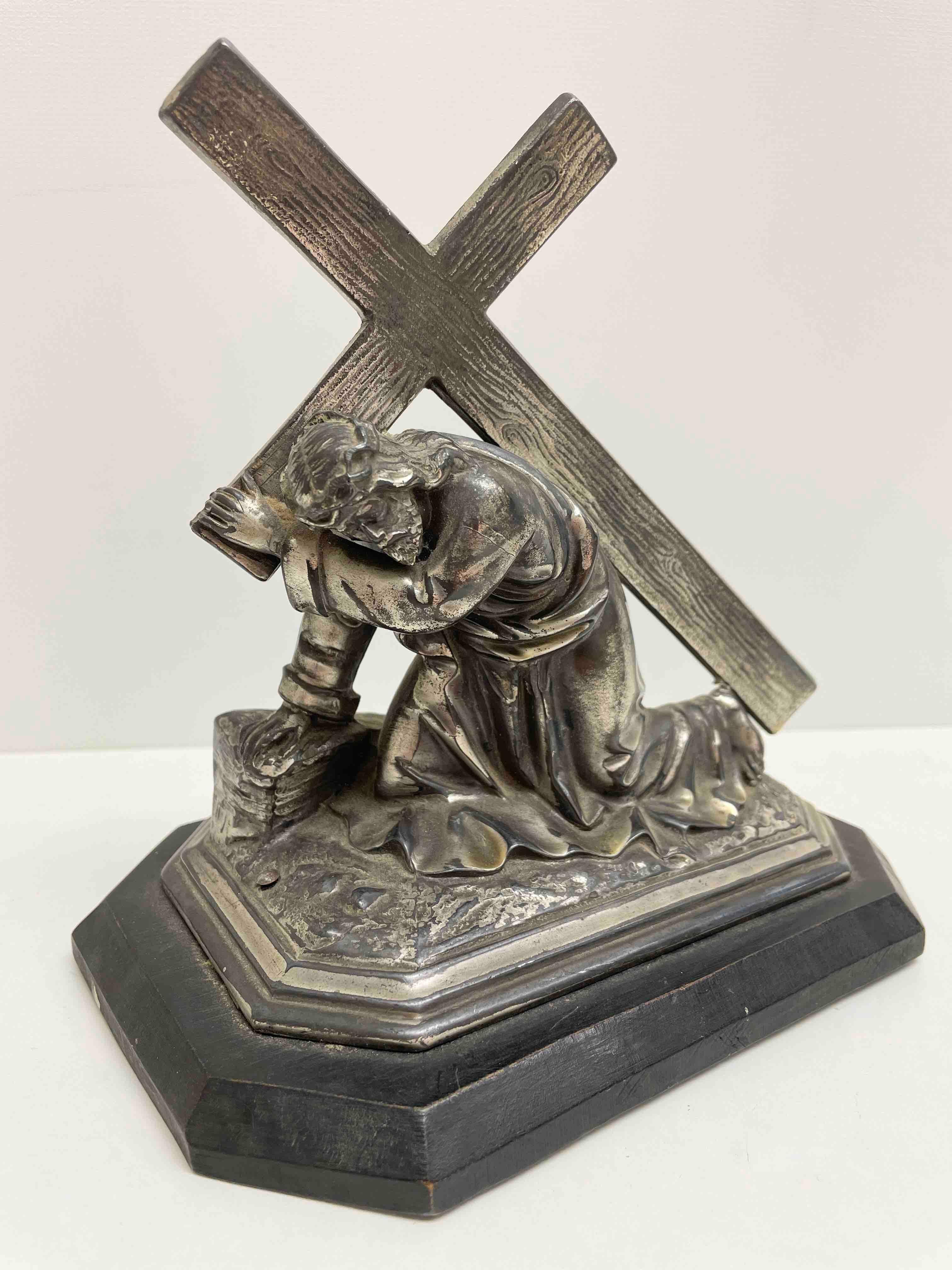 A classic decorative Jesus statue. Some wear with a nice patina, but this is old-age. Made of a kind of Metal (probably white metal) on a wooden base. Very decorative and nice to display in your library or any room.