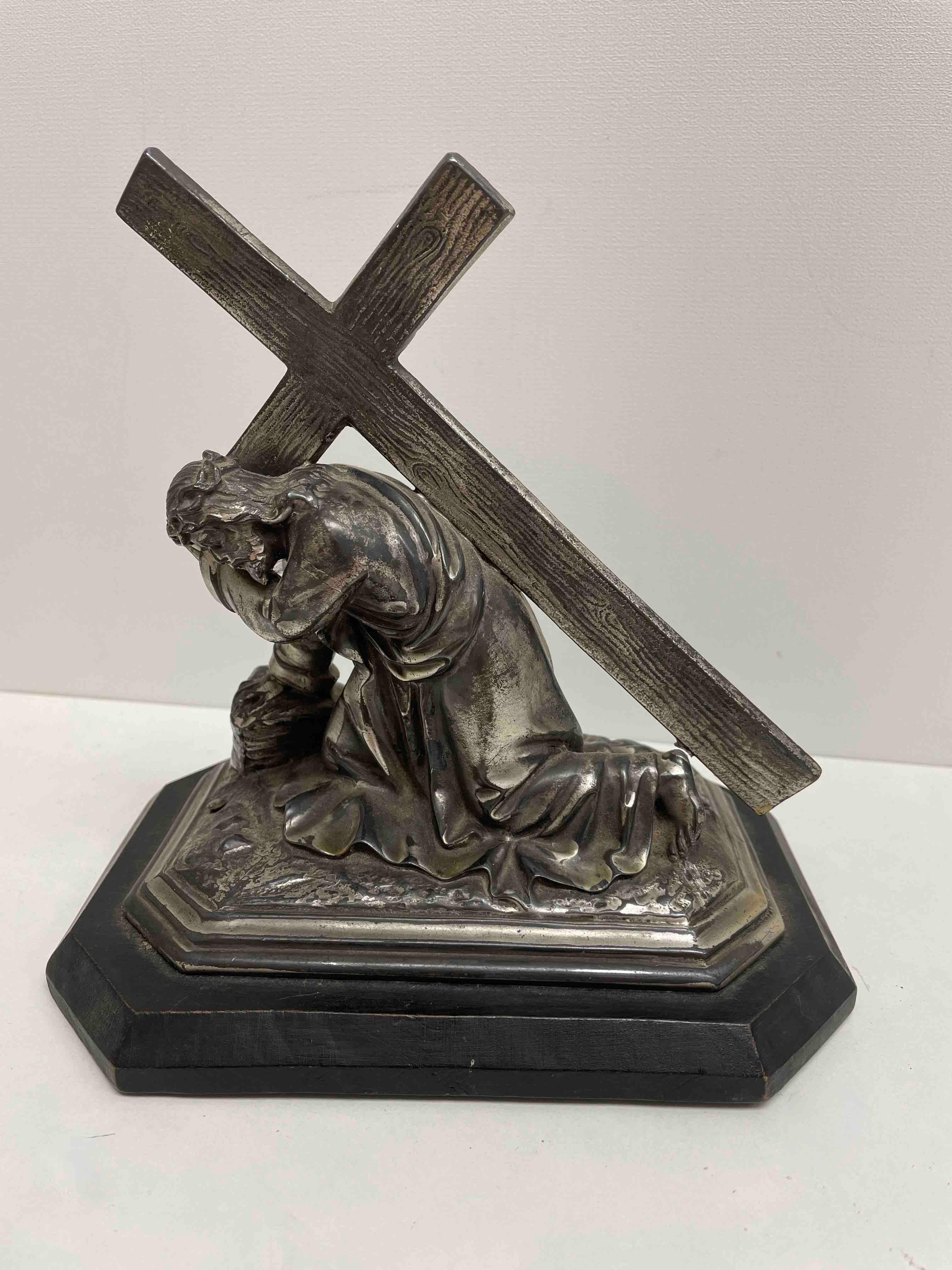 Métal Statue décorative vintage de Jésus en métal sur base en bois ébénisé, Allemagne, années 1910 en vente