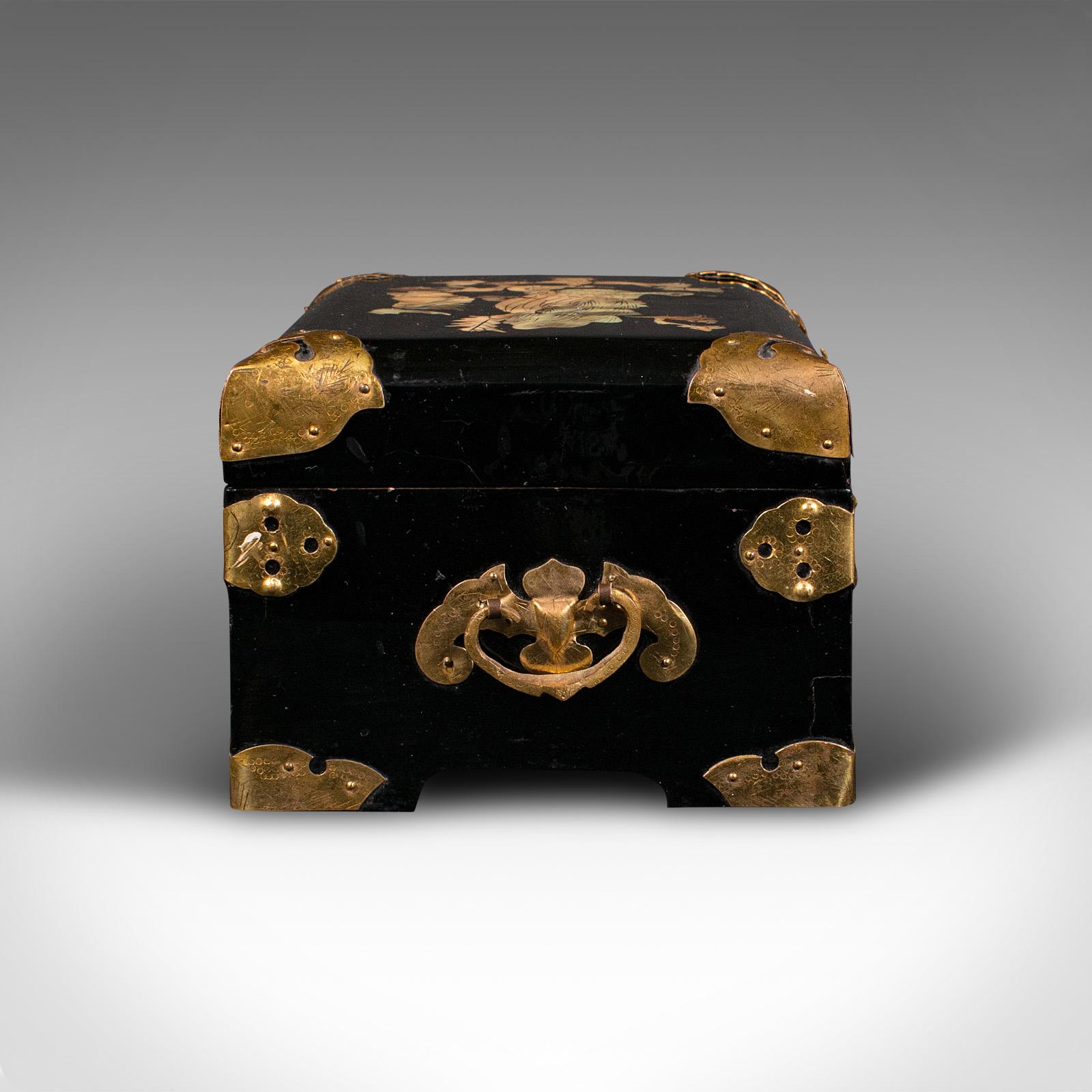 20ième siècle Boîte à bijoux décorative japonaise, laque, boîte, Art déco, vers 1930 en vente