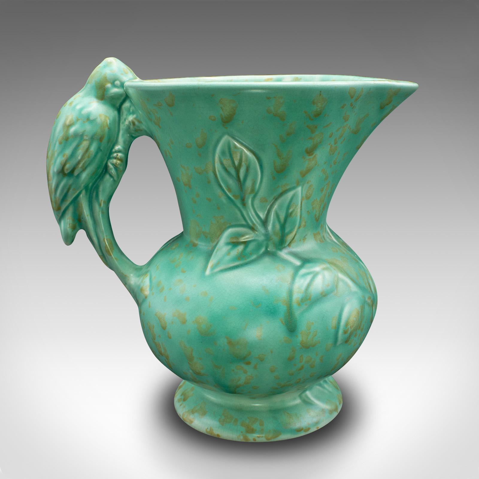 Dies ist ein dekorativer Vintage-Krug. Ein englischer Milchausgießer aus Keramik aus der Zeit des Art déco, um 1930.

Mit wunderbaren Farben und Charme geschmückt
Zeigt eine wünschenswerte gealterte Patina und in gutem Zustand
Ansprechende grüne