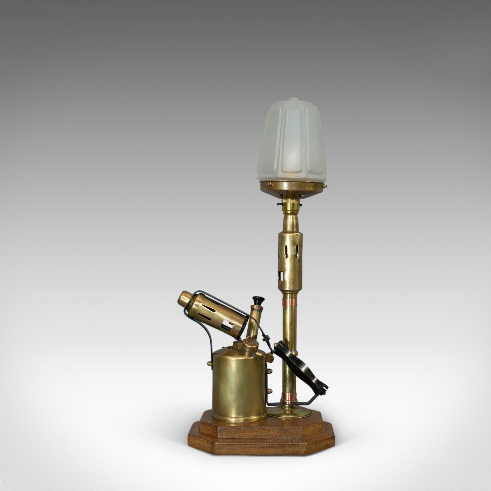 Vintage Dekorative Lampe:: Englisch:: Messing:: Blasfackel:: Licht:: Schirm:: Eiche Basis (Industriell) im Angebot