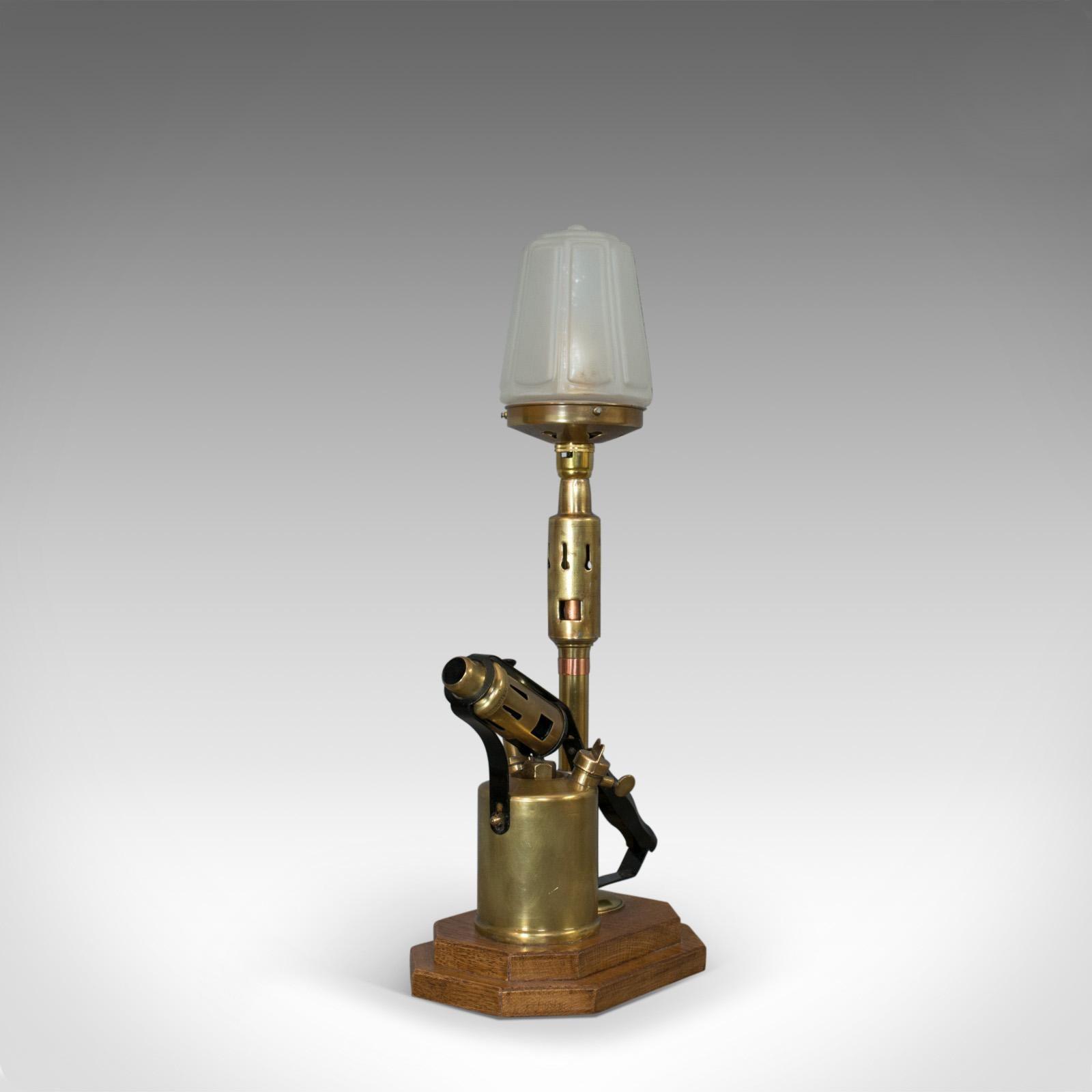Vintage Dekorative Lampe:: Englisch:: Messing:: Blasfackel:: Licht:: Schirm:: Eiche Basis im Zustand „Gut“ im Angebot in Hele, Devon, GB