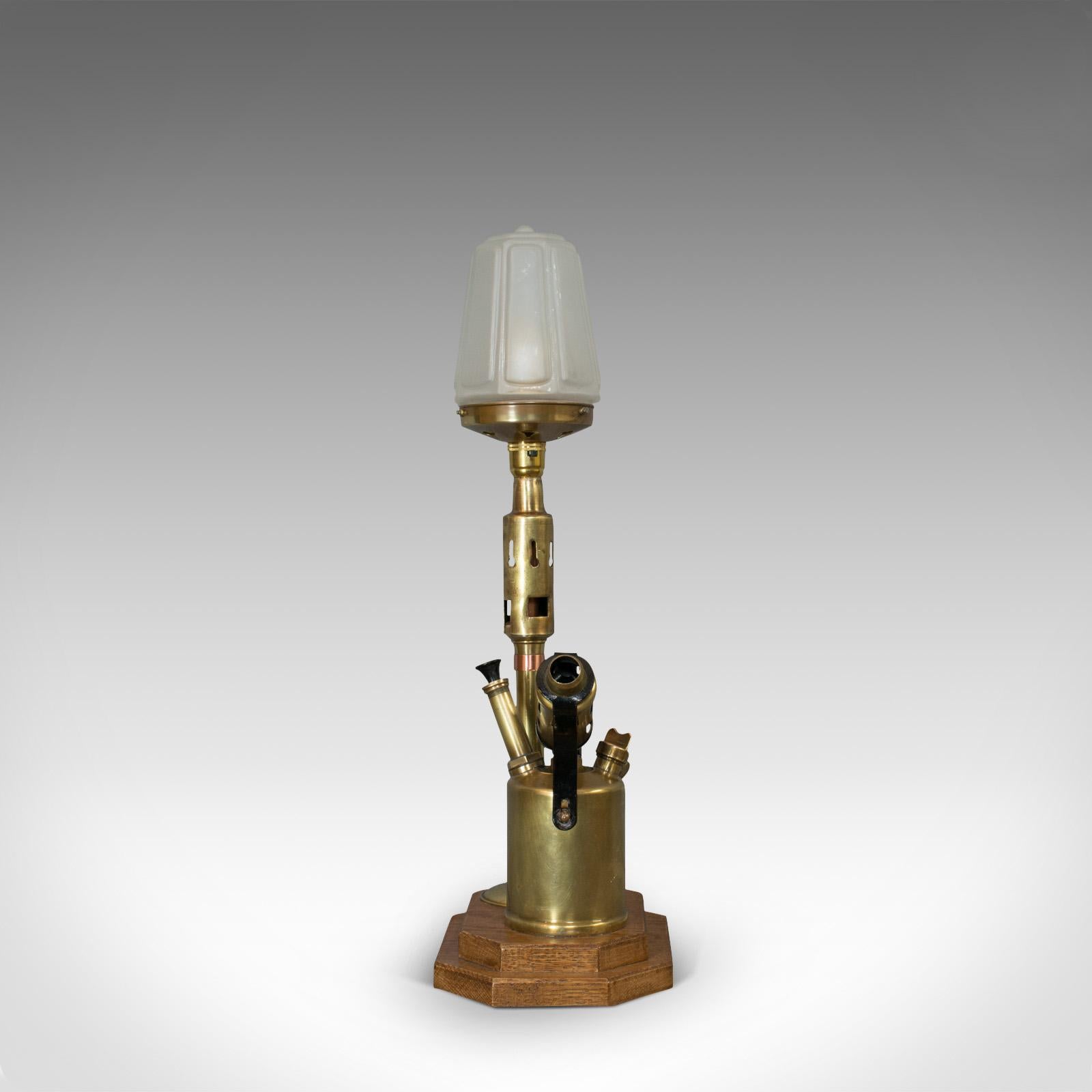 Vintage Dekorative Lampe:: Englisch:: Messing:: Blasfackel:: Licht:: Schirm:: Eiche Basis (20. Jahrhundert) im Angebot