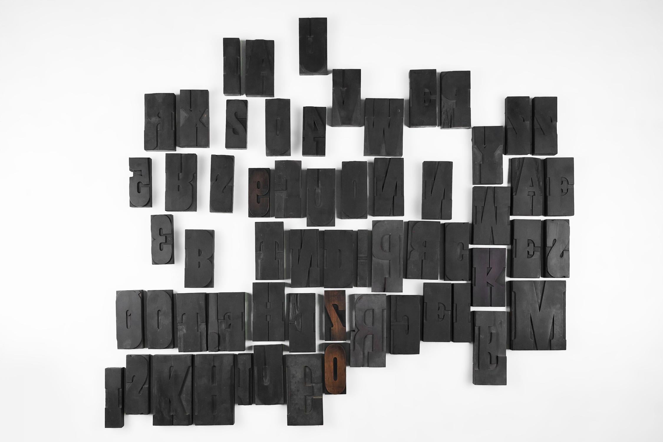 Belgien / 1900 / Buchdruck Holzblockbuchstaben / Holz / Art Deco / Industriell / Rustikal / Vintage

Große Sammlung von alten Holzbuchstaben, Zahlen und Satzzeichen. Diese großen, länglichen Schriften im Art-Déco-Stil weisen eine schöne Patina und