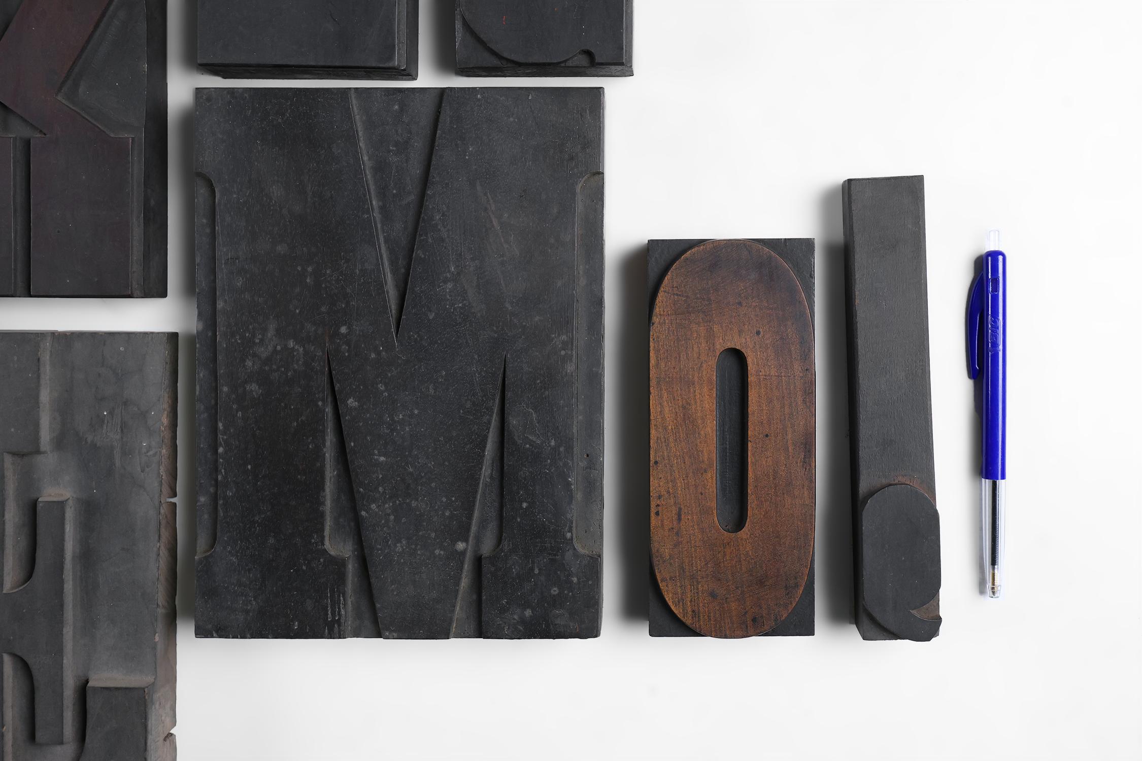 Vintage dekorative große Sammlung Buchdruck Holzblock Buchstaben,  ca. 1900 (Industriell)