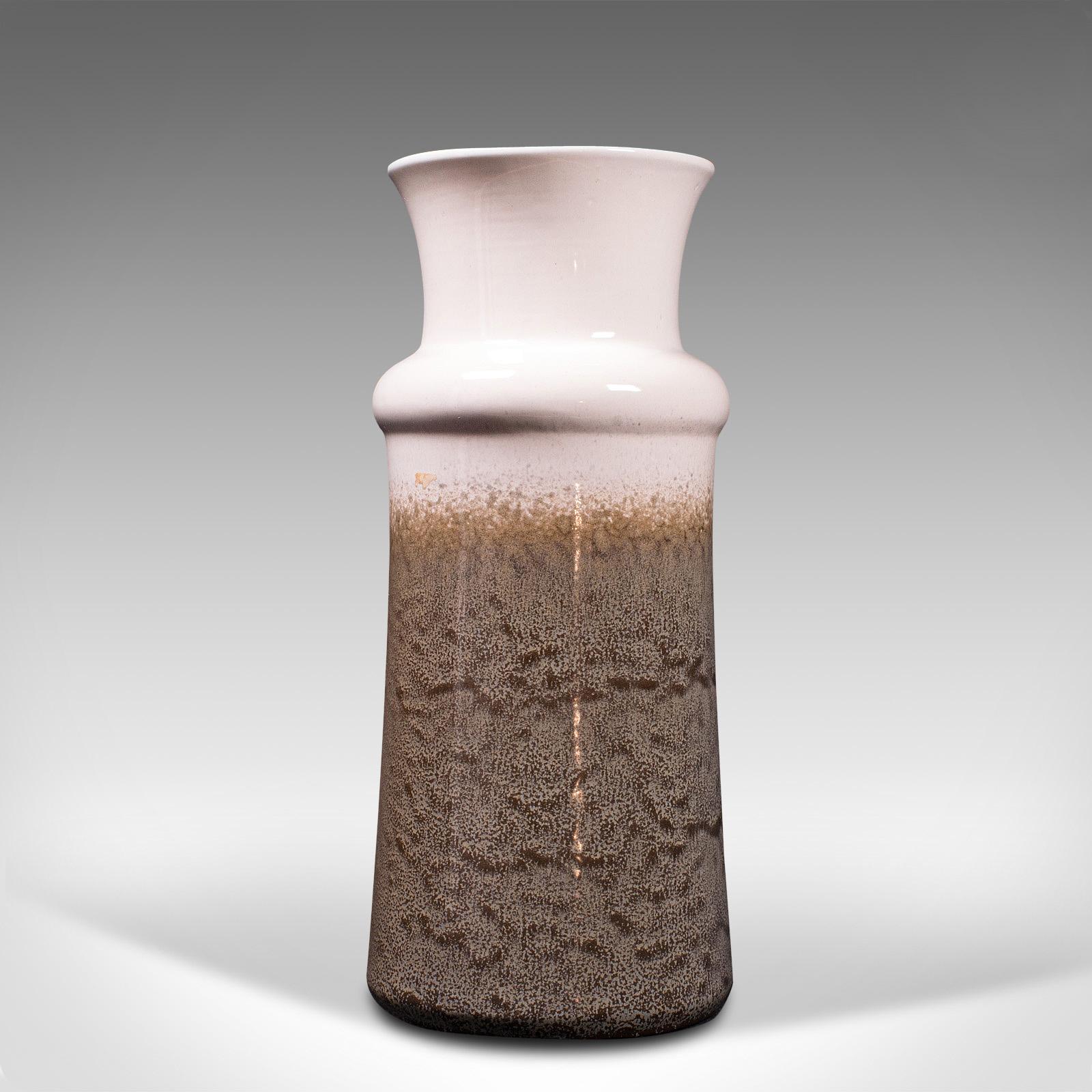 Dies ist eine dekorative Vintage-Lava-Vase. Ein deutscher Blumenständer aus Keramik mit dem charakteristischen Finish der Jahrhundertmitte, um 1960.

Dekoriert mit der ungewöhnlichen 