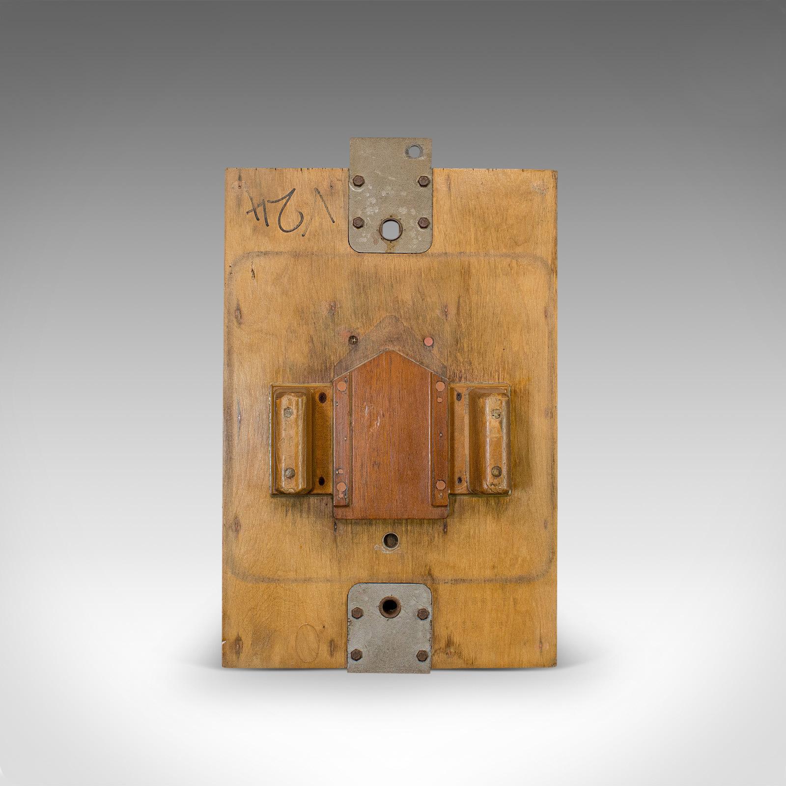 Si tratta di uno stampo decorativo vintage. Una parte di fabbrica inglese in mogano e altri legni, ideale per essere appesa alla parete e risalente al XX secolo.

Di stile insolito e industriale
Mostra una patina invecchiata commisurata