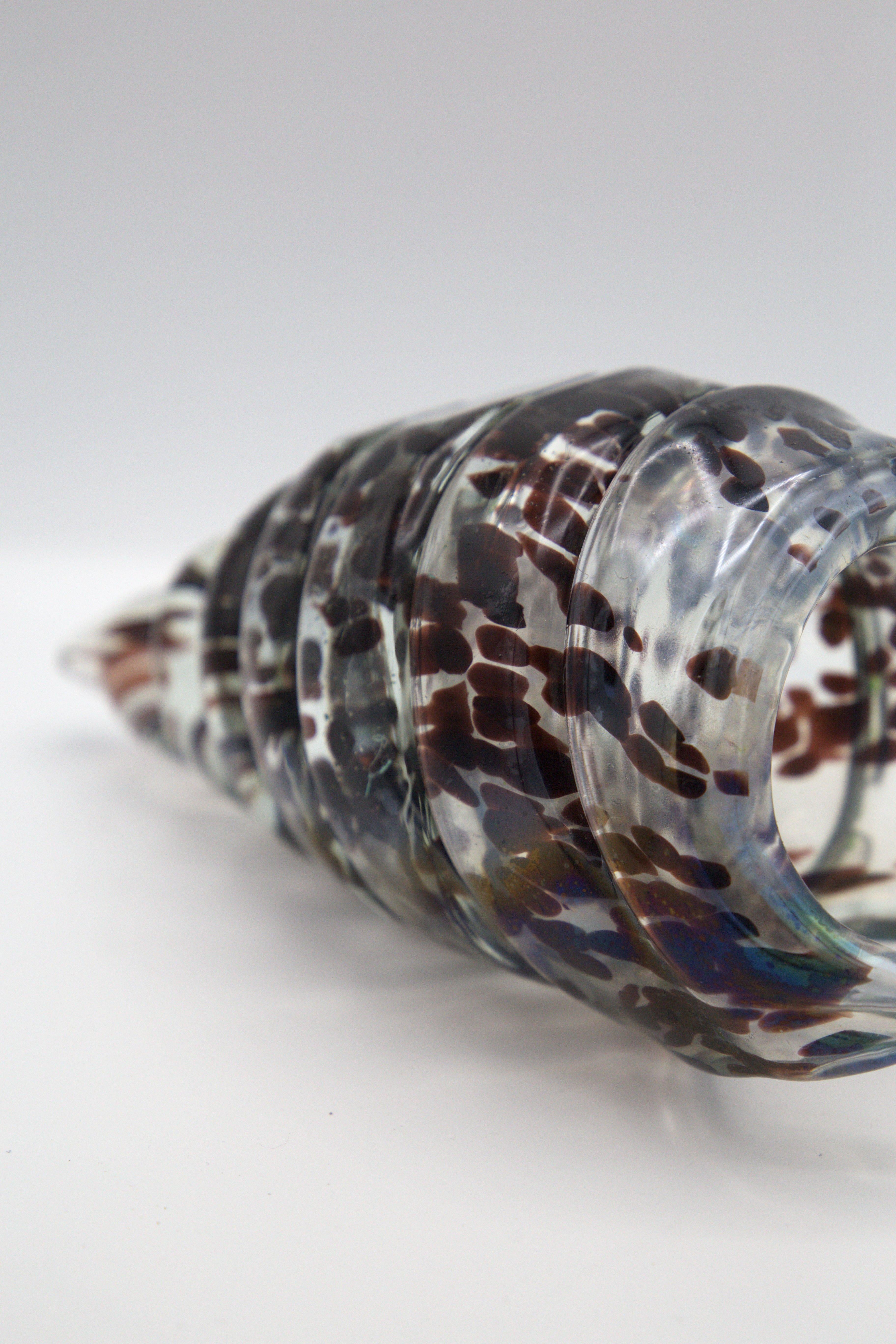 Gorgeous vintage Murano glass shell made in the 1960s.
The decorative element is entirely made of murano glass, with the shape of a shell open on one of the two sides. The structure is made in a spiral, exactly like that of a shell. One end is