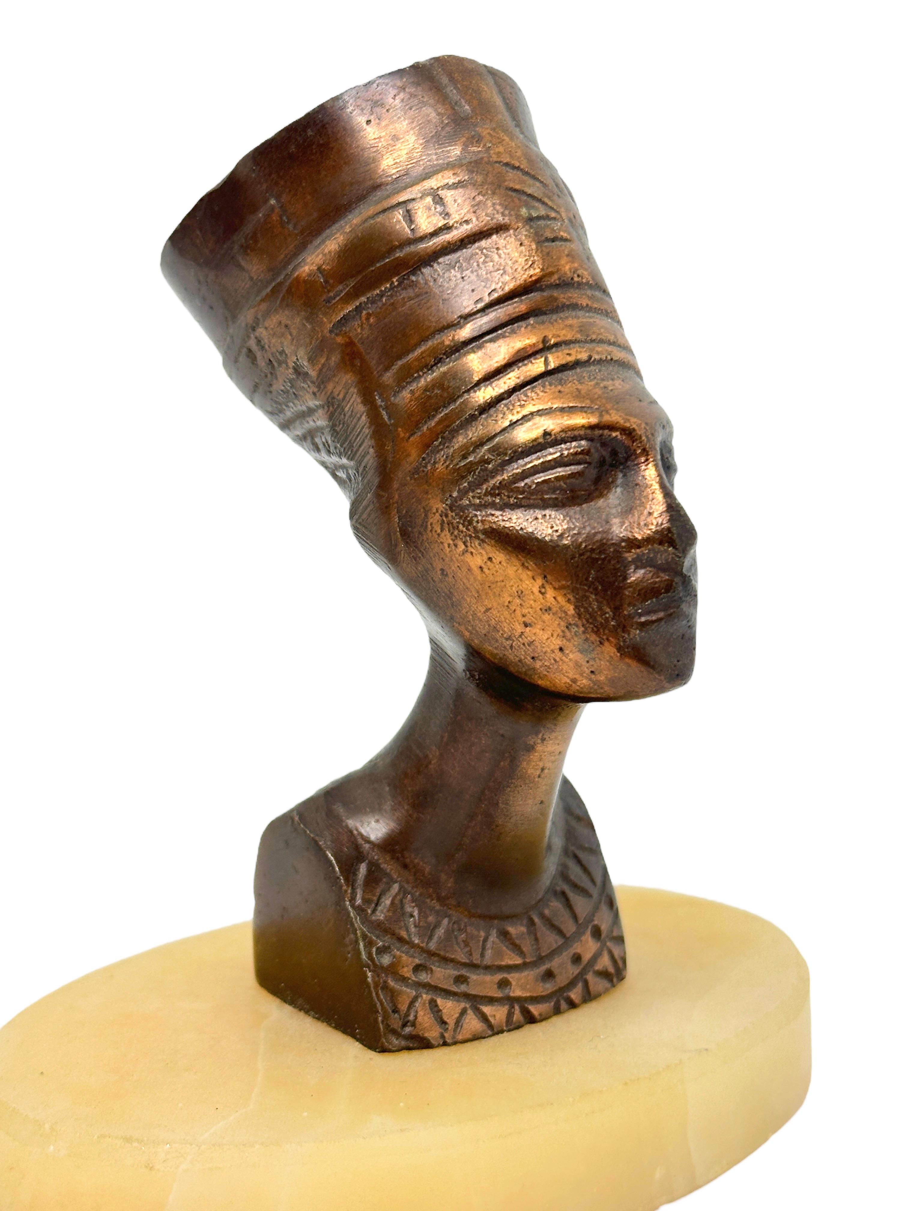 Dekorative ägyptische Königin-Büste-Statue auf Marmorsockel, Nefertiti, Vintage (Handgefertigt) im Angebot