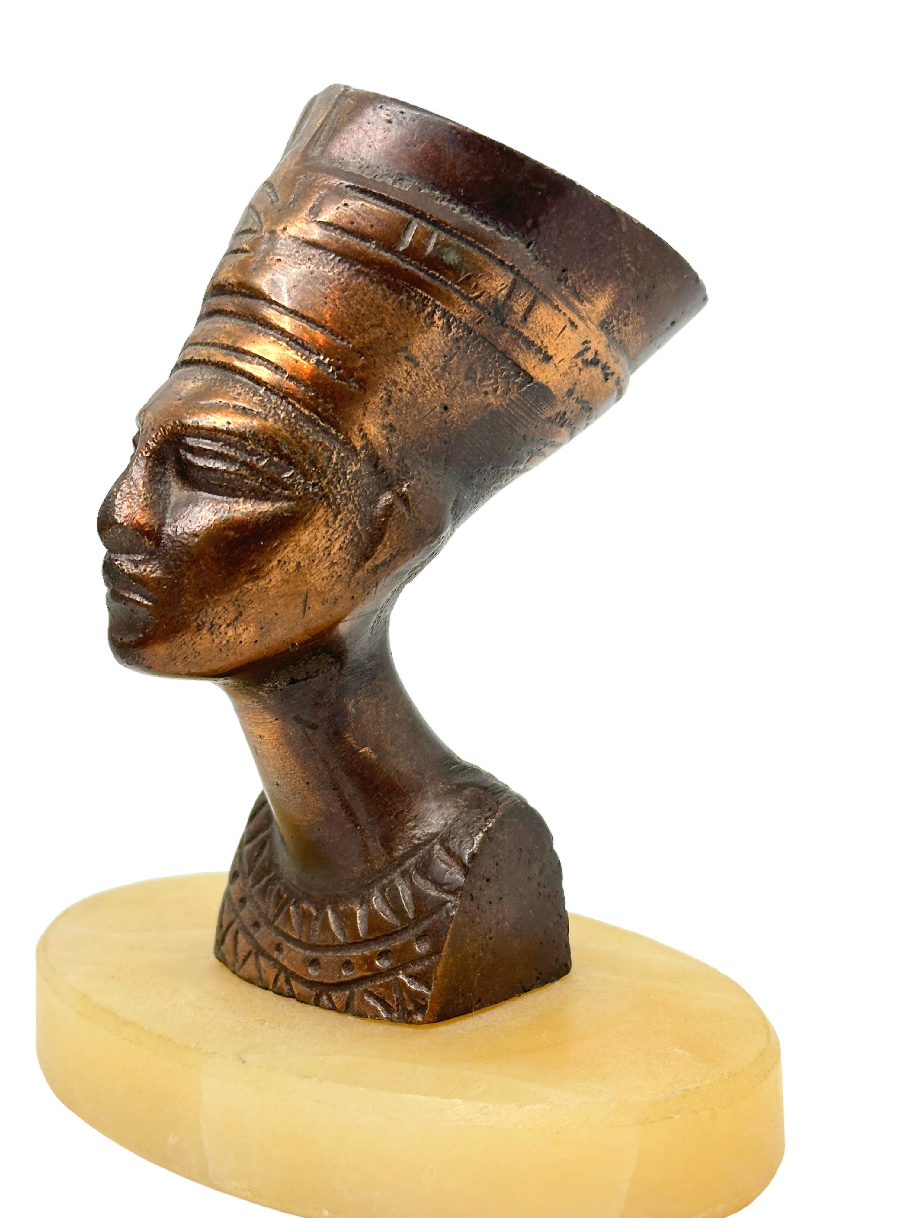 Vintage Decorative Nefertiti Egyptian Queen Bust Statue on Marble Base In Good Condition For Sale In Nuernberg, DE