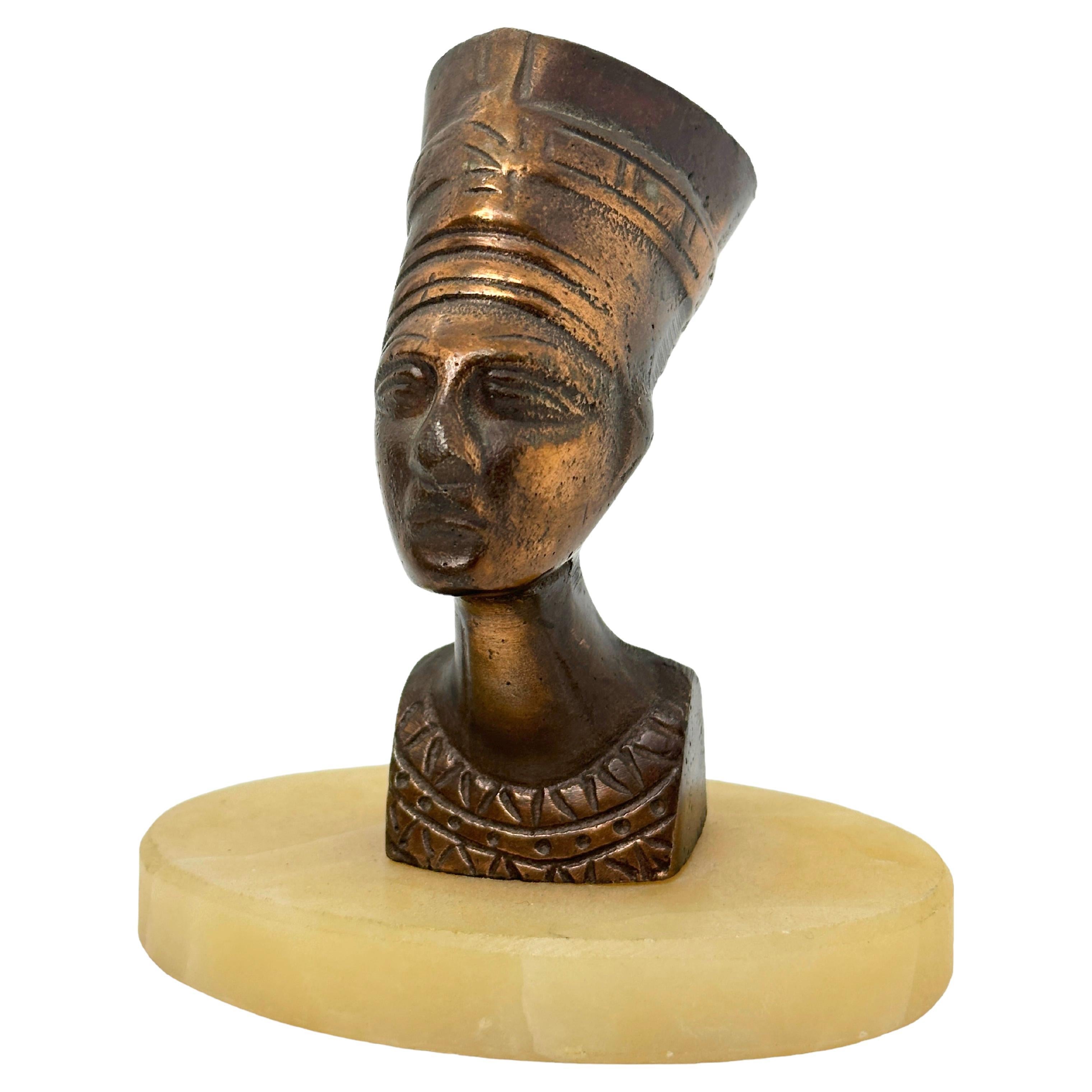 Dekorative ägyptische Königin-Büste-Statue auf Marmorsockel, Nefertiti, Vintage im Angebot