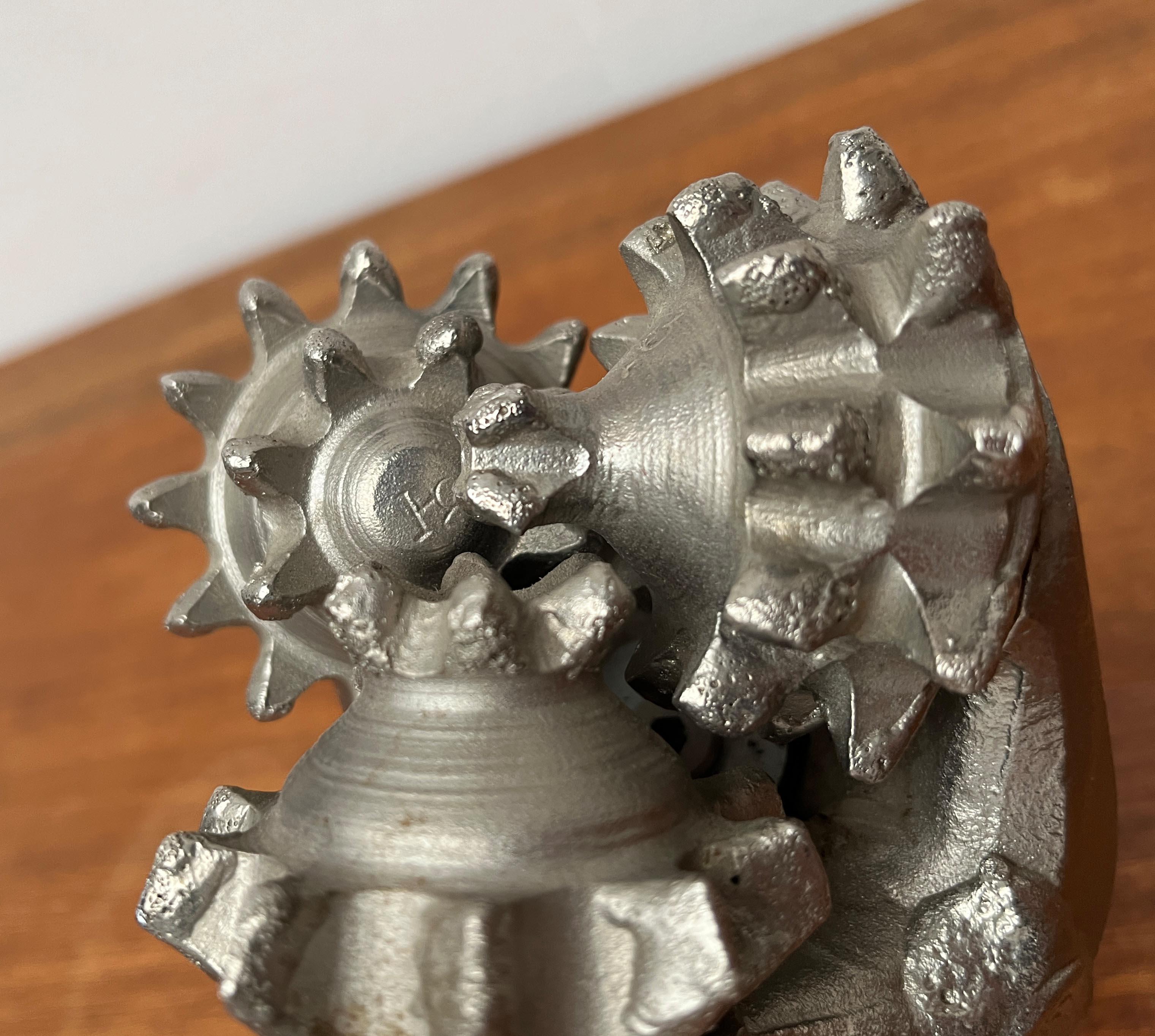 Scultura decorativa d'epoca a forma di testa di trivellazione petrolifera in vendita 4