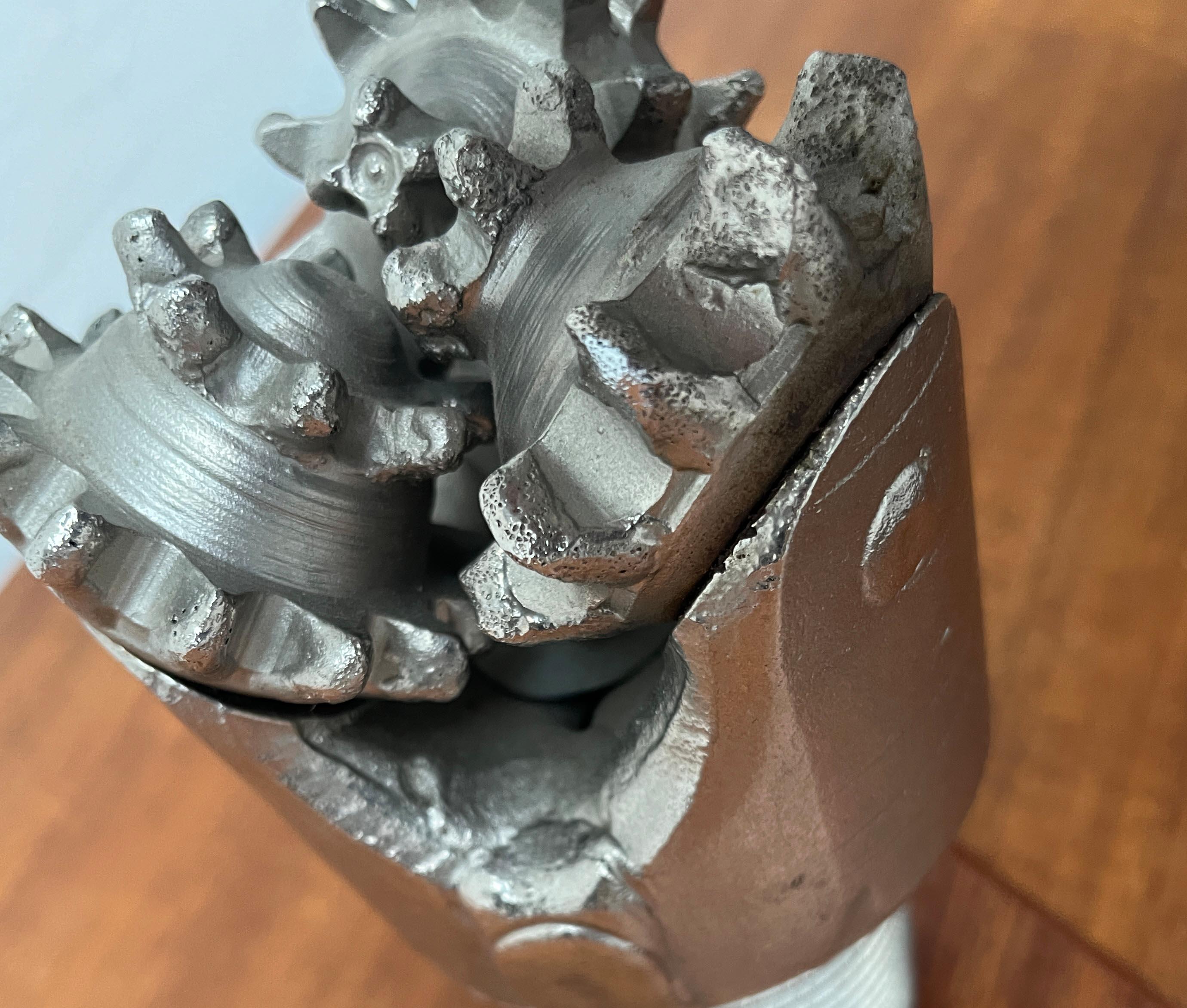Scultura decorativa d'epoca a forma di testa di trivellazione petrolifera in vendita 5