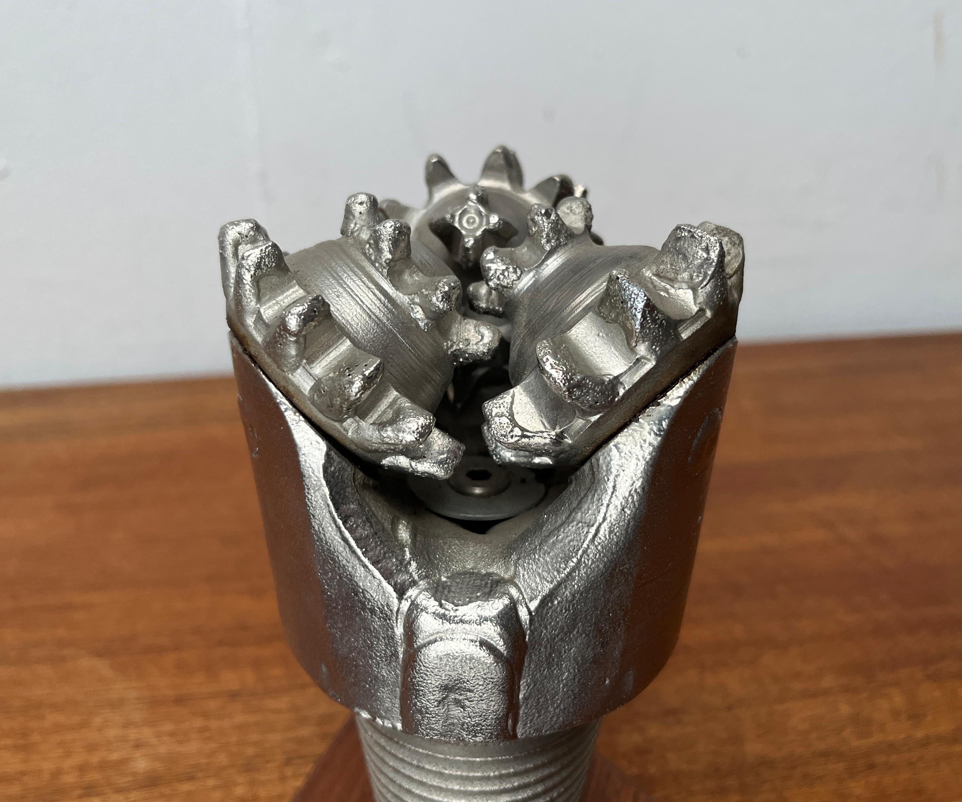 Scultura decorativa d'epoca a forma di testa di trivellazione petrolifera in vendita 8