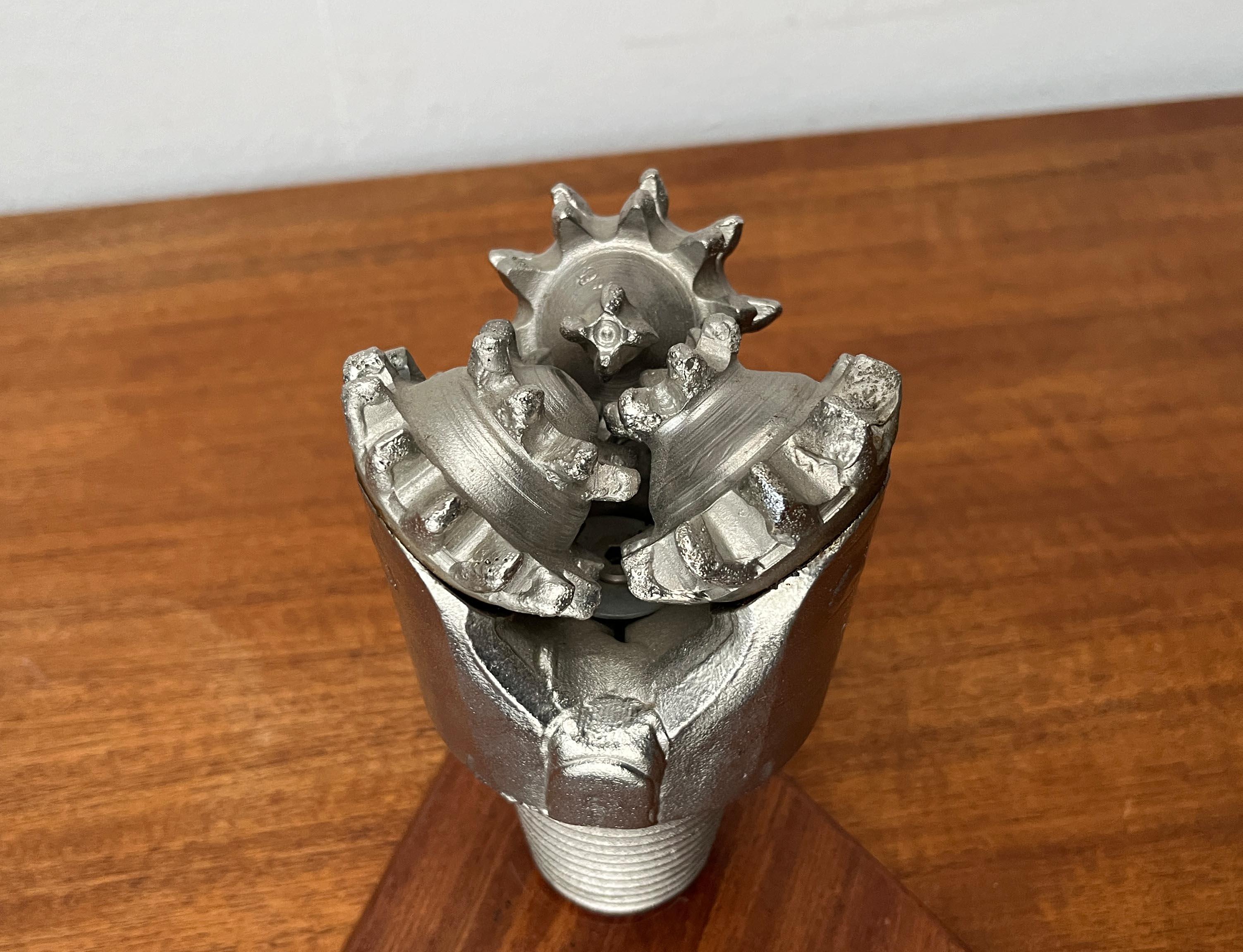 Scultura decorativa d'epoca a forma di testa di trivellazione petrolifera in vendita 9