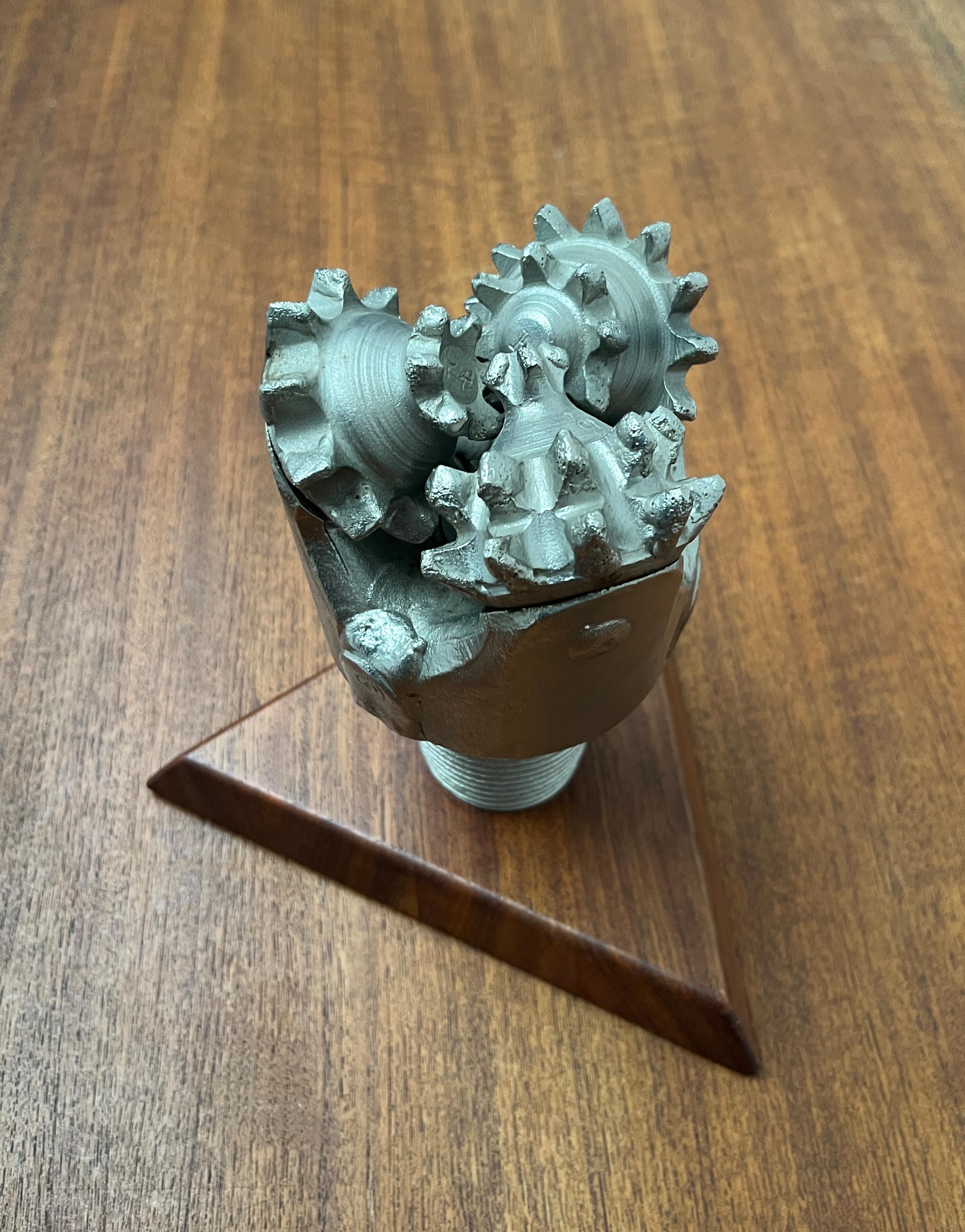 Scultura decorativa d'epoca a forma di testa di trivellazione petrolifera in vendita 3