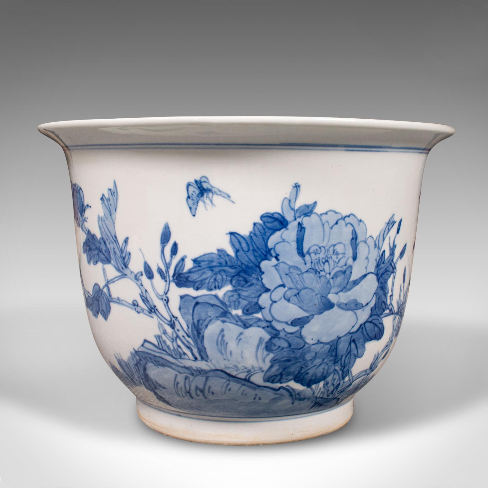 Dies ist ein dekoratives Pflanzgefäß im Vintage-Stil. Eine chinesische, blau-weiße Jardiniere aus Keramik, Mitte des 20. Jahrhunderts, um 1960.

Charmantes Pflanzgefäß mit ansprechendem Dekor
Mit einer wünschenswerten gealterten Patina