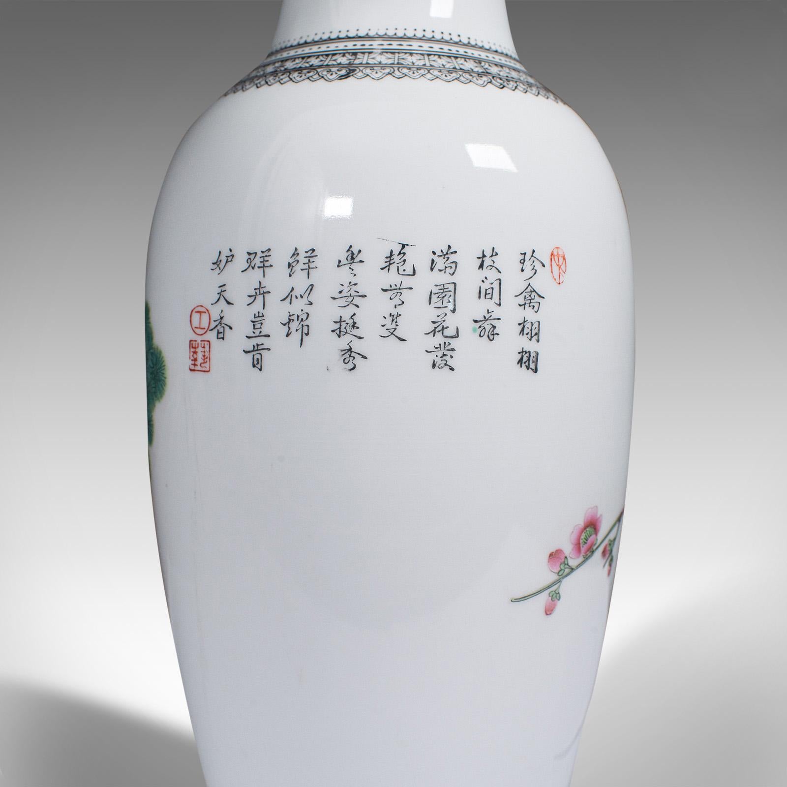 Vase décoratif chinois, urne à fleurs en céramique à motif paon, vers 1960 en vente 4