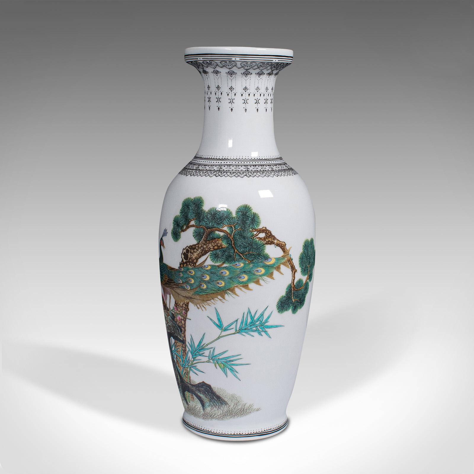 Chinois Vase décoratif chinois, urne à fleurs en céramique à motif paon, vers 1960 en vente