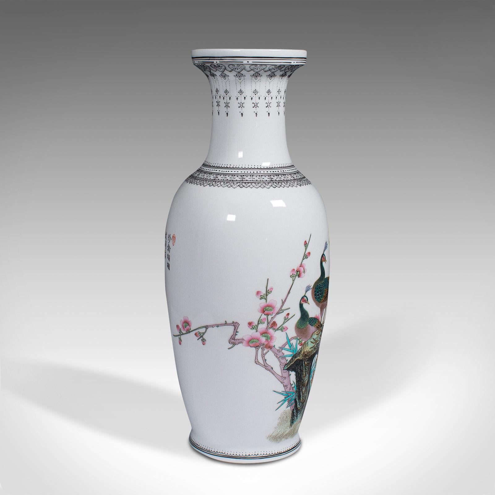 Vase décoratif chinois, urne à fleurs en céramique à motif paon, vers 1960 Bon état - En vente à Hele, Devon, GB