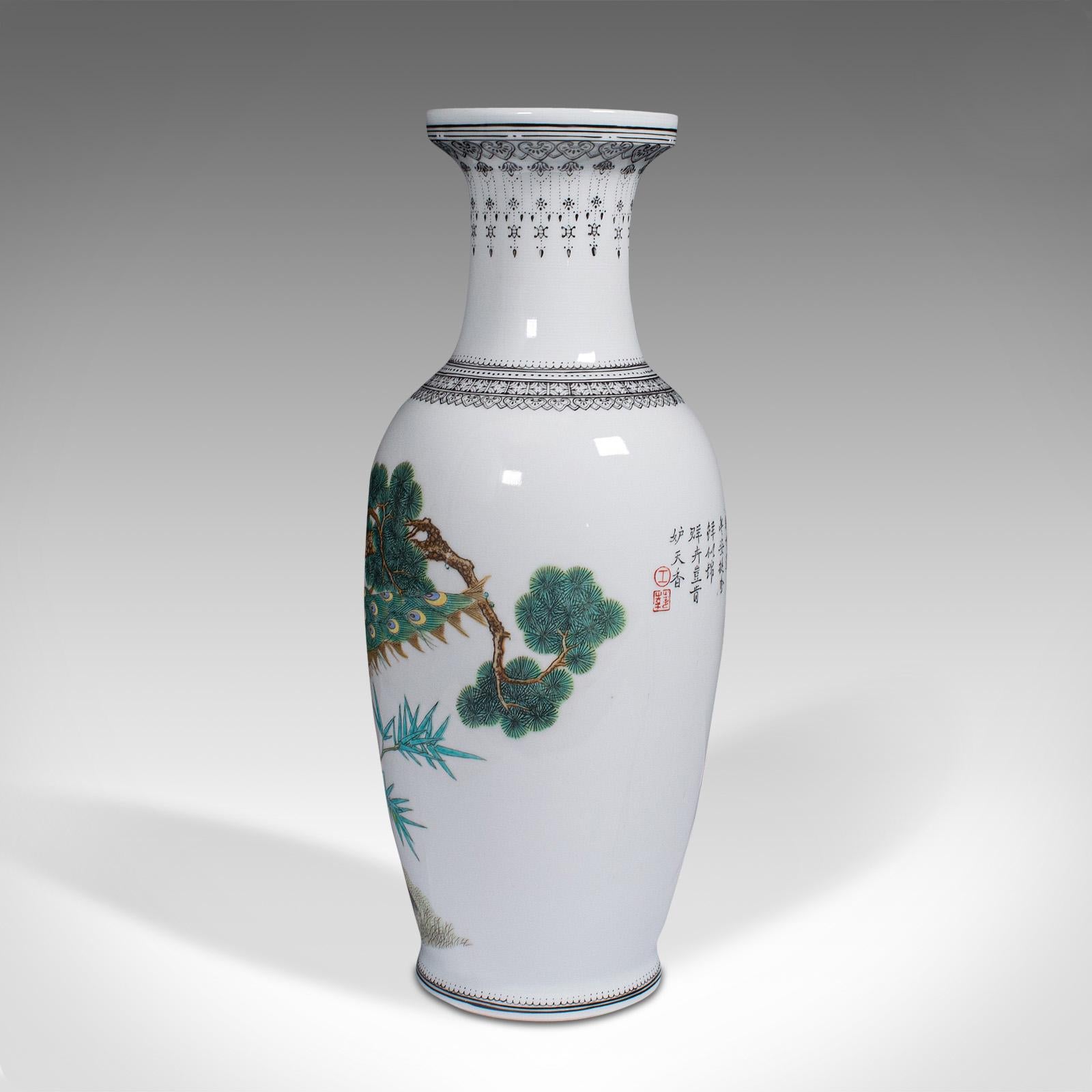 20ième siècle Vase décoratif chinois, urne à fleurs en céramique à motif paon, vers 1960 en vente