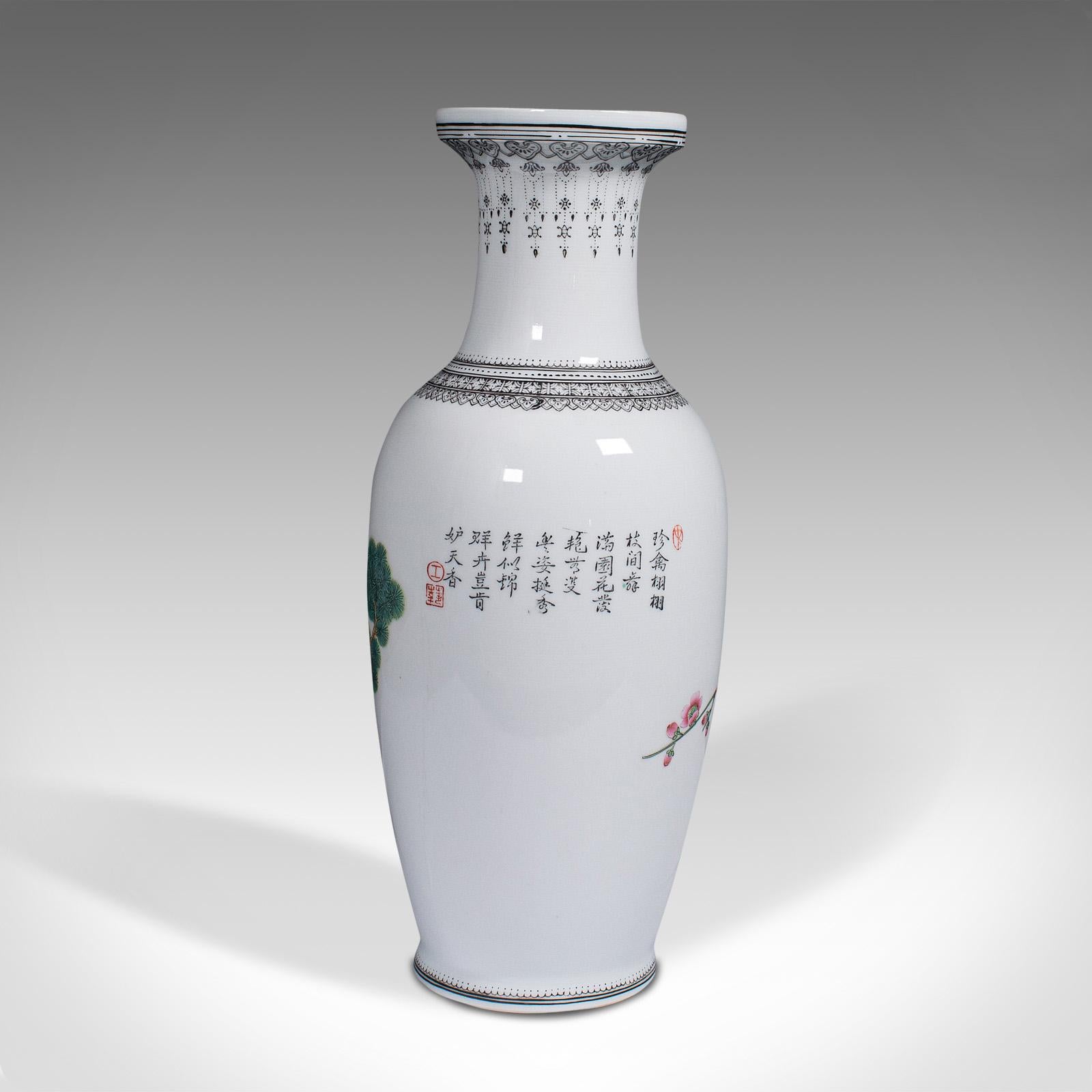 Céramique Vase décoratif chinois, urne à fleurs en céramique à motif paon, vers 1960 en vente