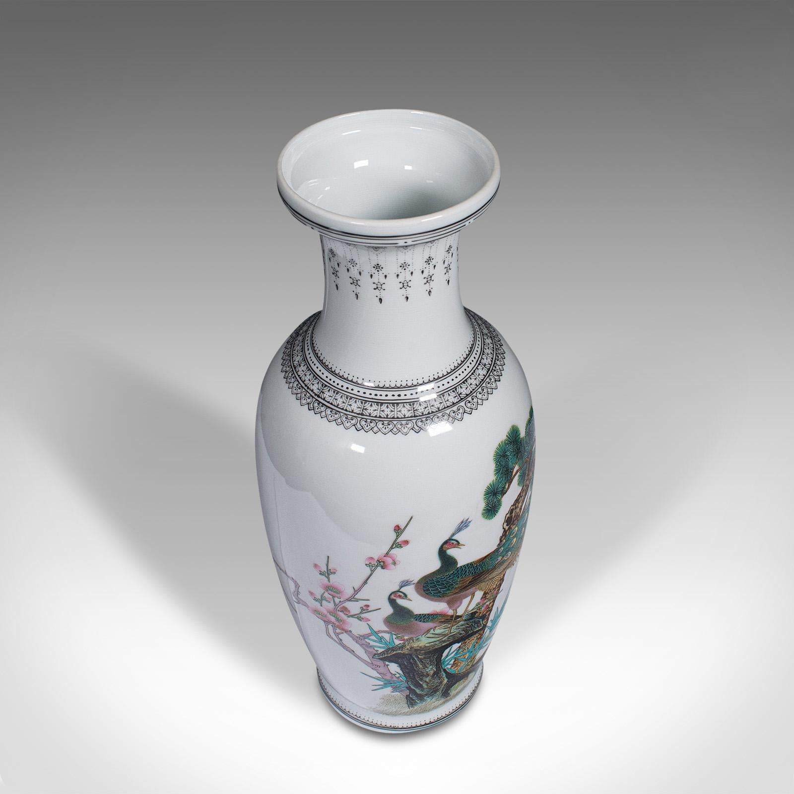 Vase décoratif chinois, urne à fleurs en céramique à motif paon, vers 1960 en vente 1