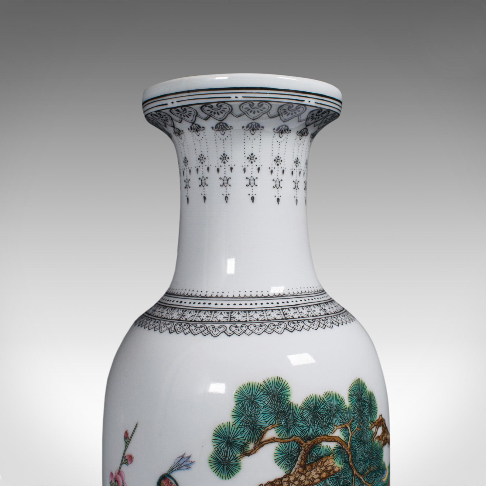 Vase décoratif chinois, urne à fleurs en céramique à motif paon, vers 1960 en vente 2
