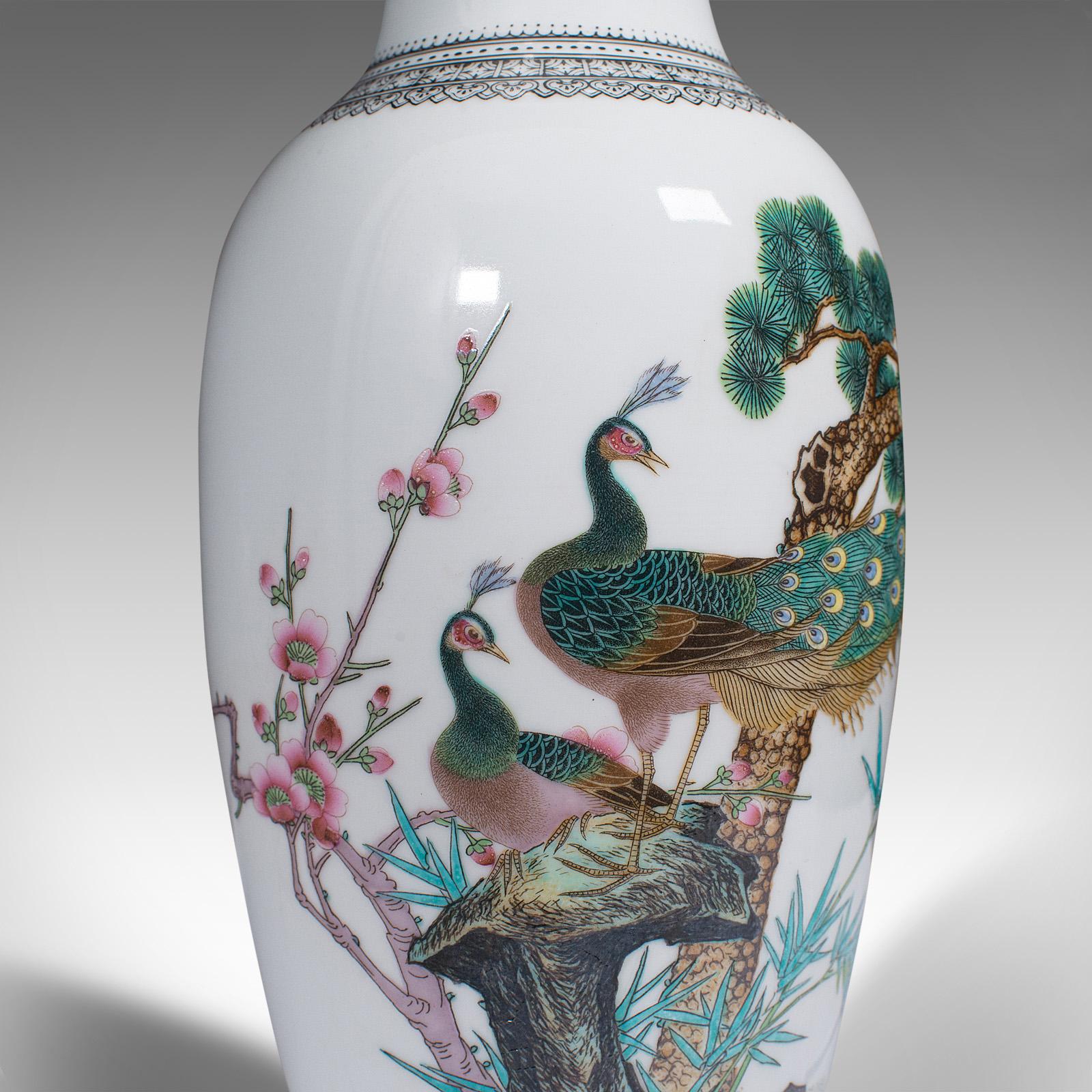 Vase décoratif chinois, urne à fleurs en céramique à motif paon, vers 1960 en vente 3