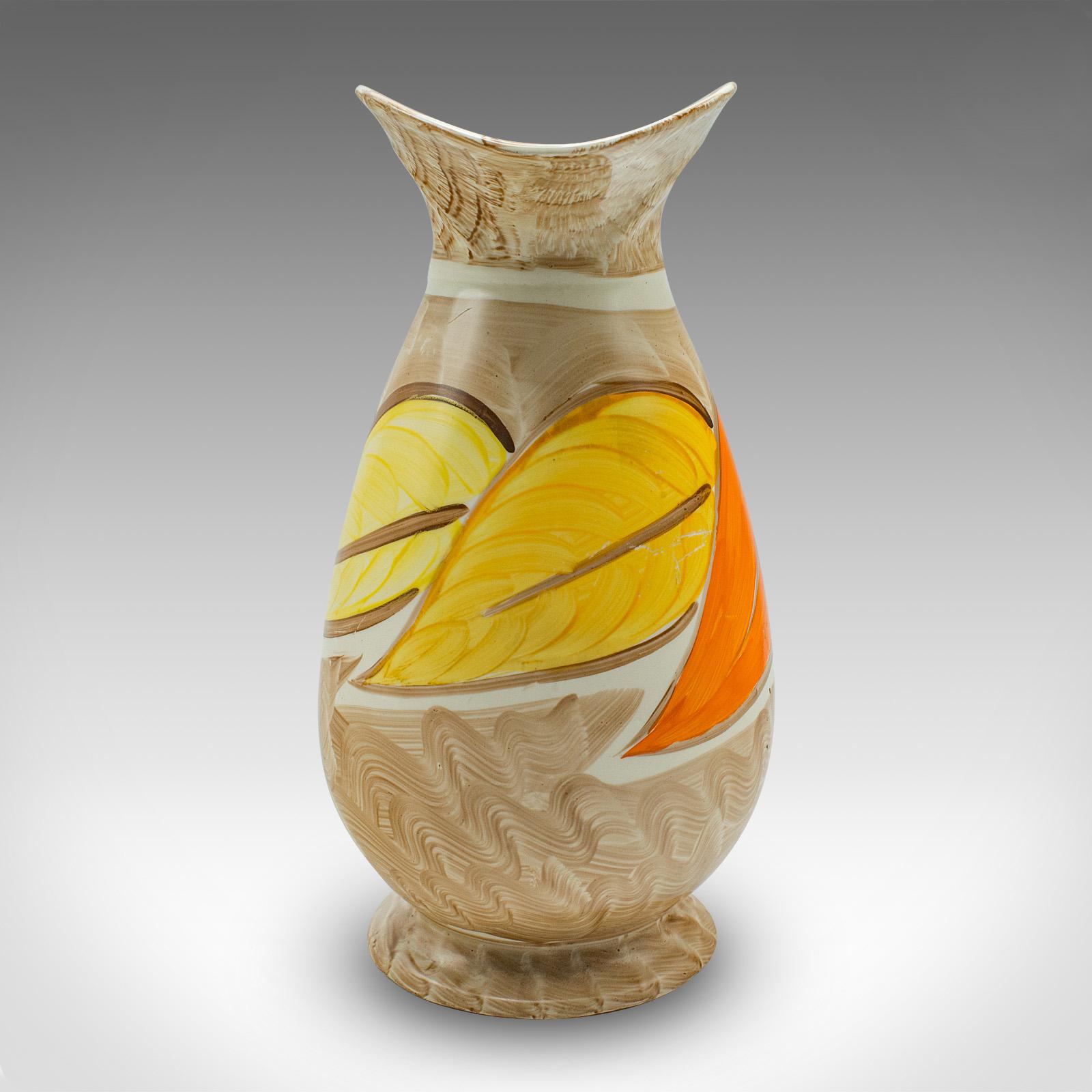 Nostro stock # 24054

Si tratta di un versatore decorativo d'epoca. Brocca da portata in ceramica inglese dipinta a mano di gusto Art Déco, risalente agli inizi del XX secolo, circa 1930.

Un delizioso decoro di agrumi accentua questo incantevole