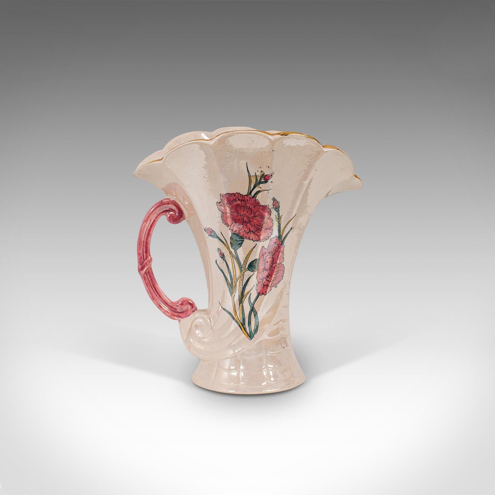 Il s'agit d'une cruche décorative vintage. Pot à lait pour petit-déjeuner en céramique anglaise, motif Carnation, datant du milieu du 20e siècle, vers 1950.

Magnifique table de petit déjeuner en poterie du milieu du siècle dernier
Affichant une