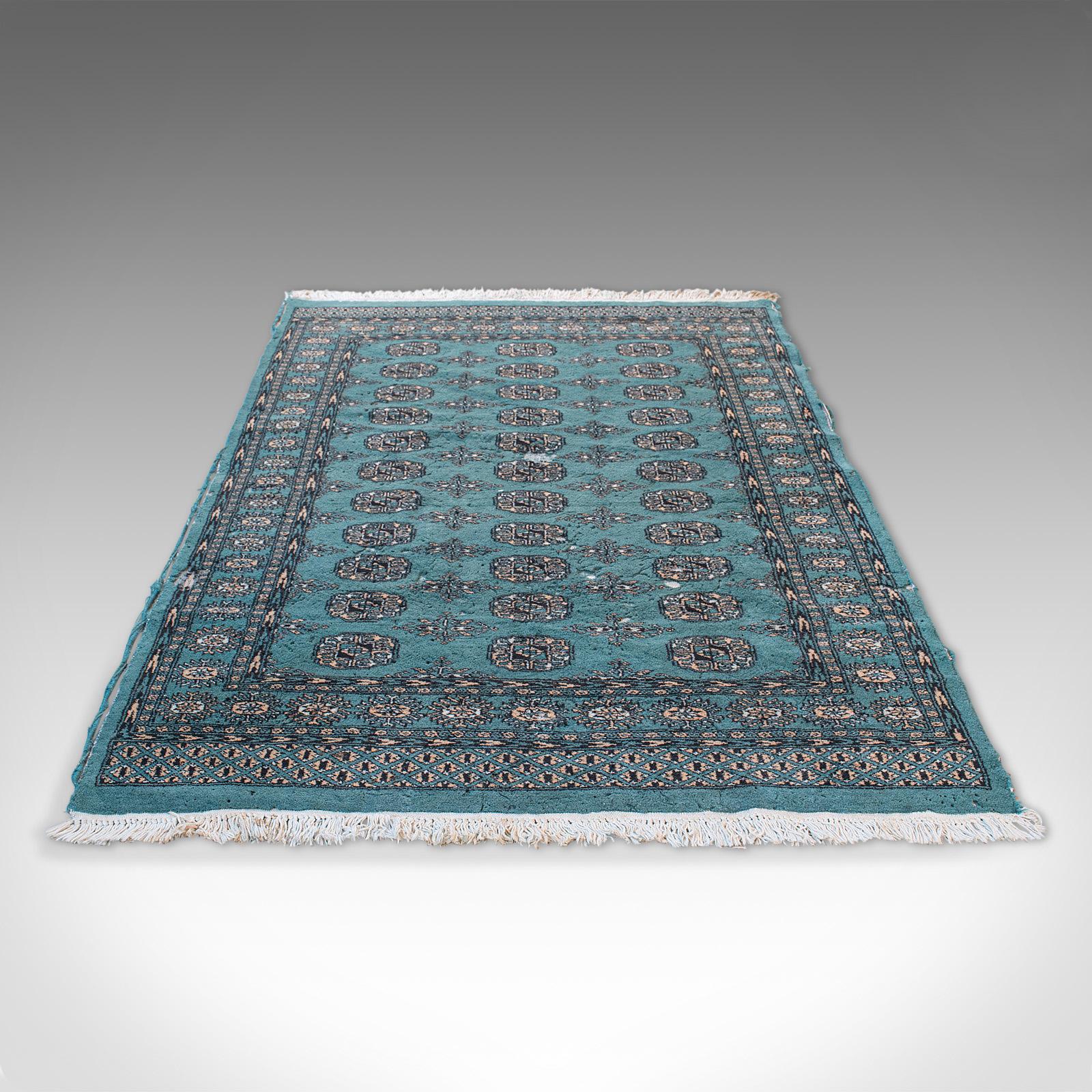 Dies ist ein dekorativer Vintage-Teppich. Ein Bokhara-Teppich aus Wolle aus dem Nahen Osten, Mitte des 20. Jahrhunderts, um 1950.

Hervorragende Farbe zieht das Auge auf diesen schneidigen Teppich von Dozar Größe - 201cm (79.25