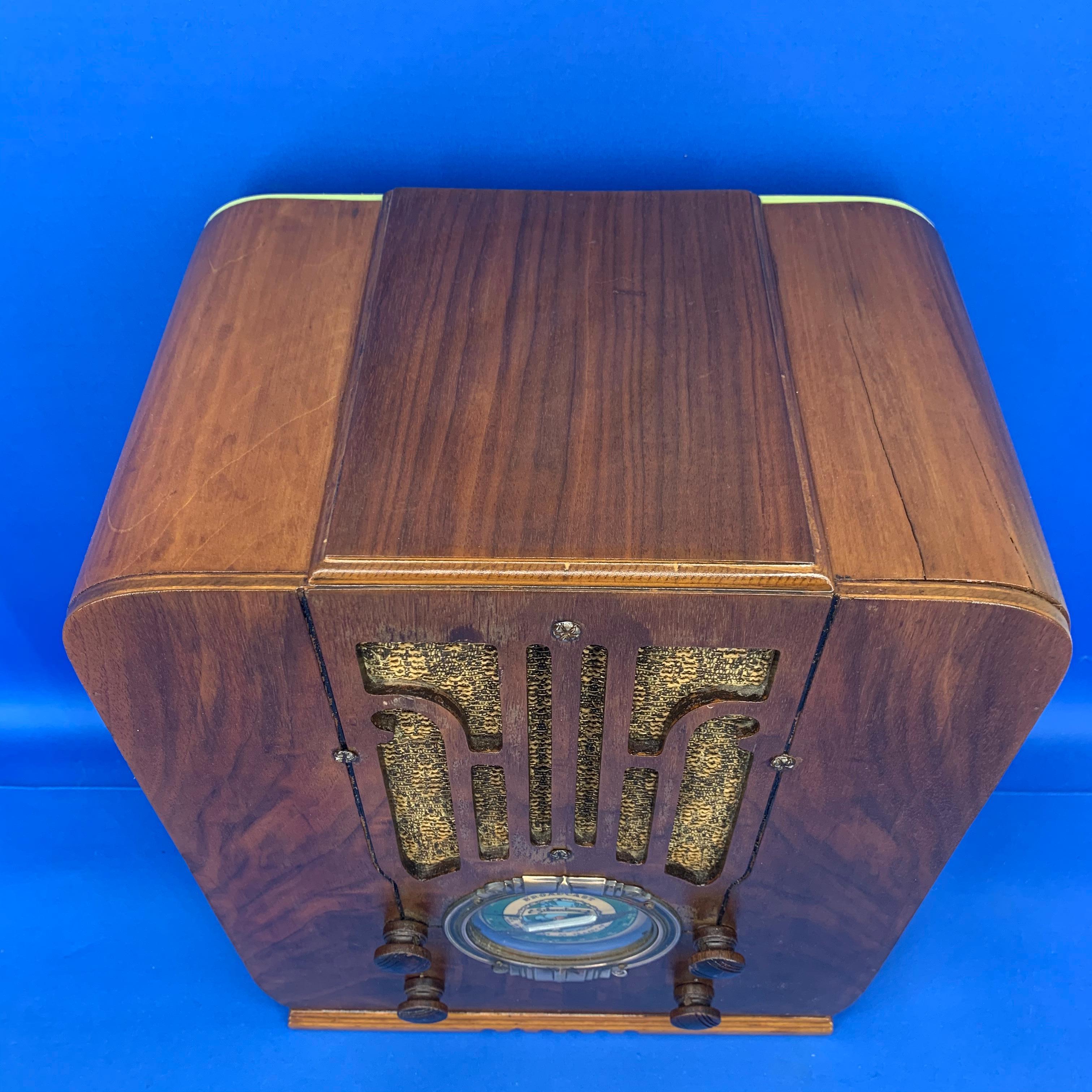 Vintage Decorative Silvertone Tabletop Radio with Plexiglass Back, Circa 1910 2