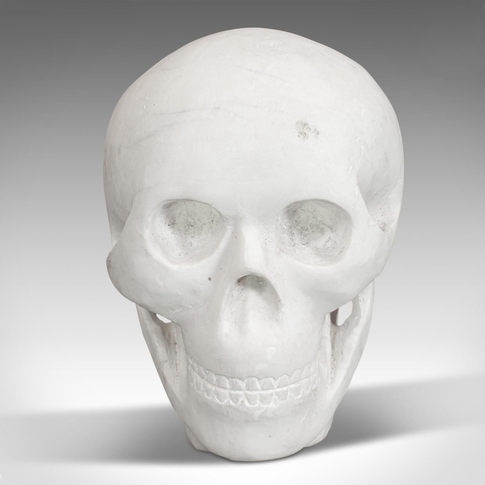 This is a vintage decorative skull. An English, white marble decorative desk ornament or paperweight, dating to the late 20th century.

Unusual subject makes for an interesting conversation piece
Displays a desirable aged patina
Skillfully hewn