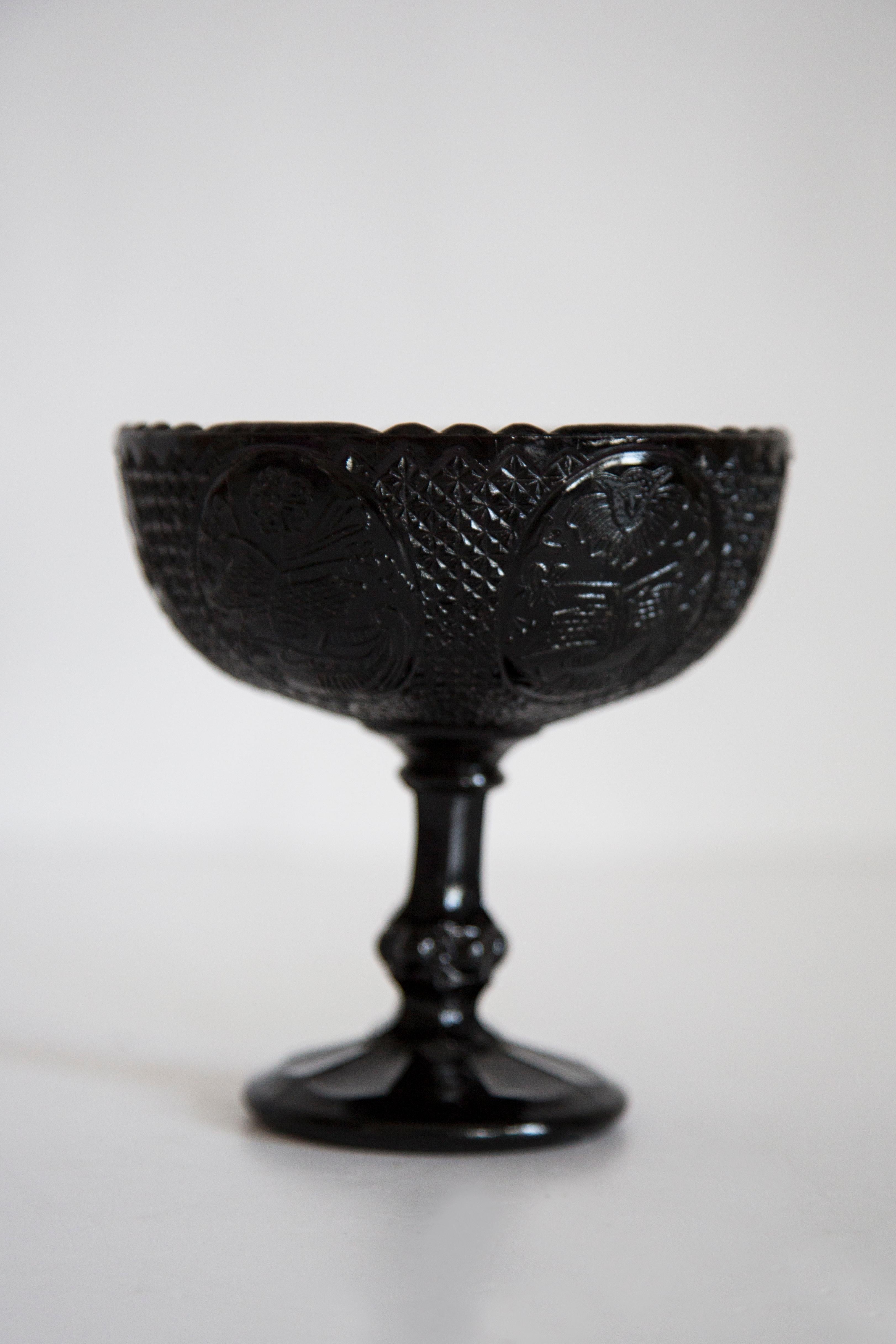 Schöner dekorativer schwarzer Glasteller/Schüssel aus Italien. Teller ist in sehr gutem Vintage-Zustand, keine Schäden oder Risse. Original Glas. Einzigartiges Stück für jeden Tisch und jede Einrichtung! Nur ein Stück verfügbar.