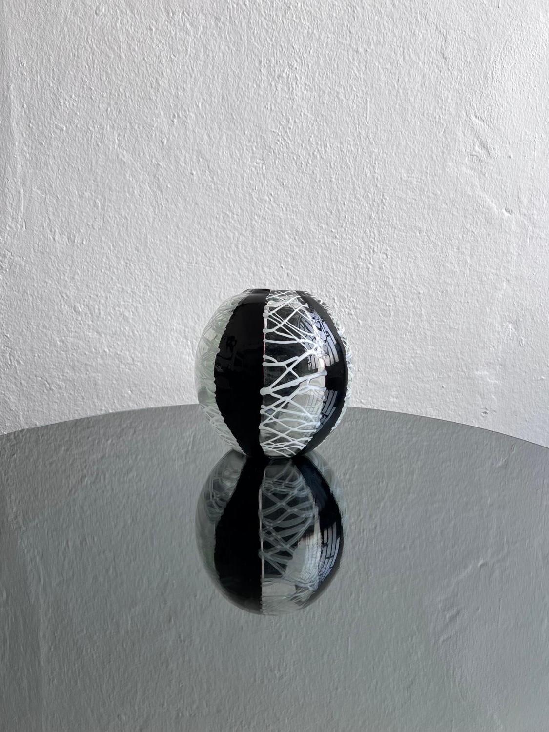 Vintage Dekorative Vase - Collectional Glasskulptur

Dekorative Vintage-Glasvase, kugelförmig, aus schwarzem und weißem Filigranglas. Einfarbig schwarze Scheiben werden mit durchsichtigen Scheiben gepaart, die eine dünne weiße Verzierung