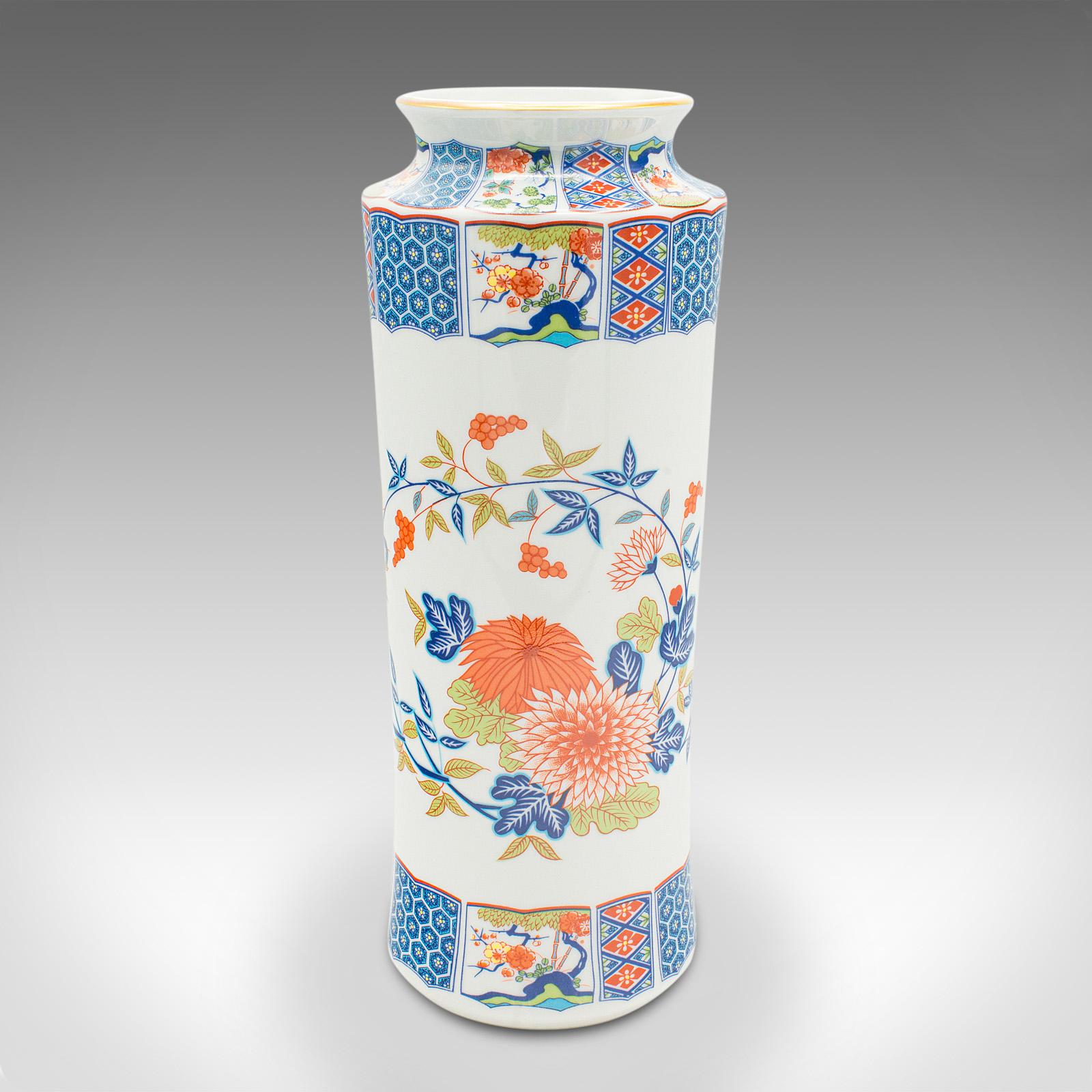 Dies ist eine dekorative Vintage-Stielvase. Eine chinesische, keramische Blumenmanschette im Art-Déco-Stil, aus dem späten 20. Jahrhundert, um 1980.

Präsentiert sich schön mit ansprechendem Dekor und Farbe
Mit wünschenswerter Alterspatina und frei