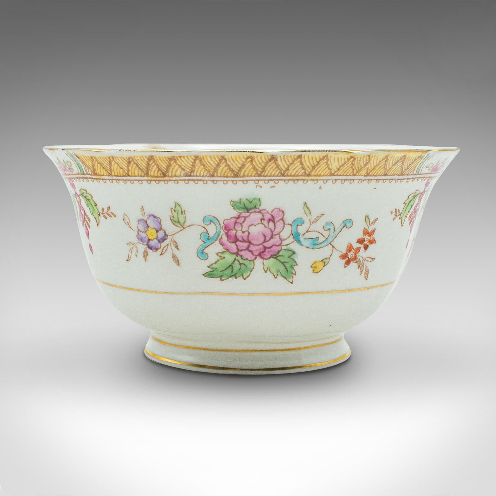 
Se trata de un azucarero decorativo vintage. Confitera o bombonera inglesa de cerámica, de mediados del siglo XX, hacia 1950.

Cuenco de pequeñas proporciones con un encantador motivo floral
Presenta una deseable pátina envejecida y en buen