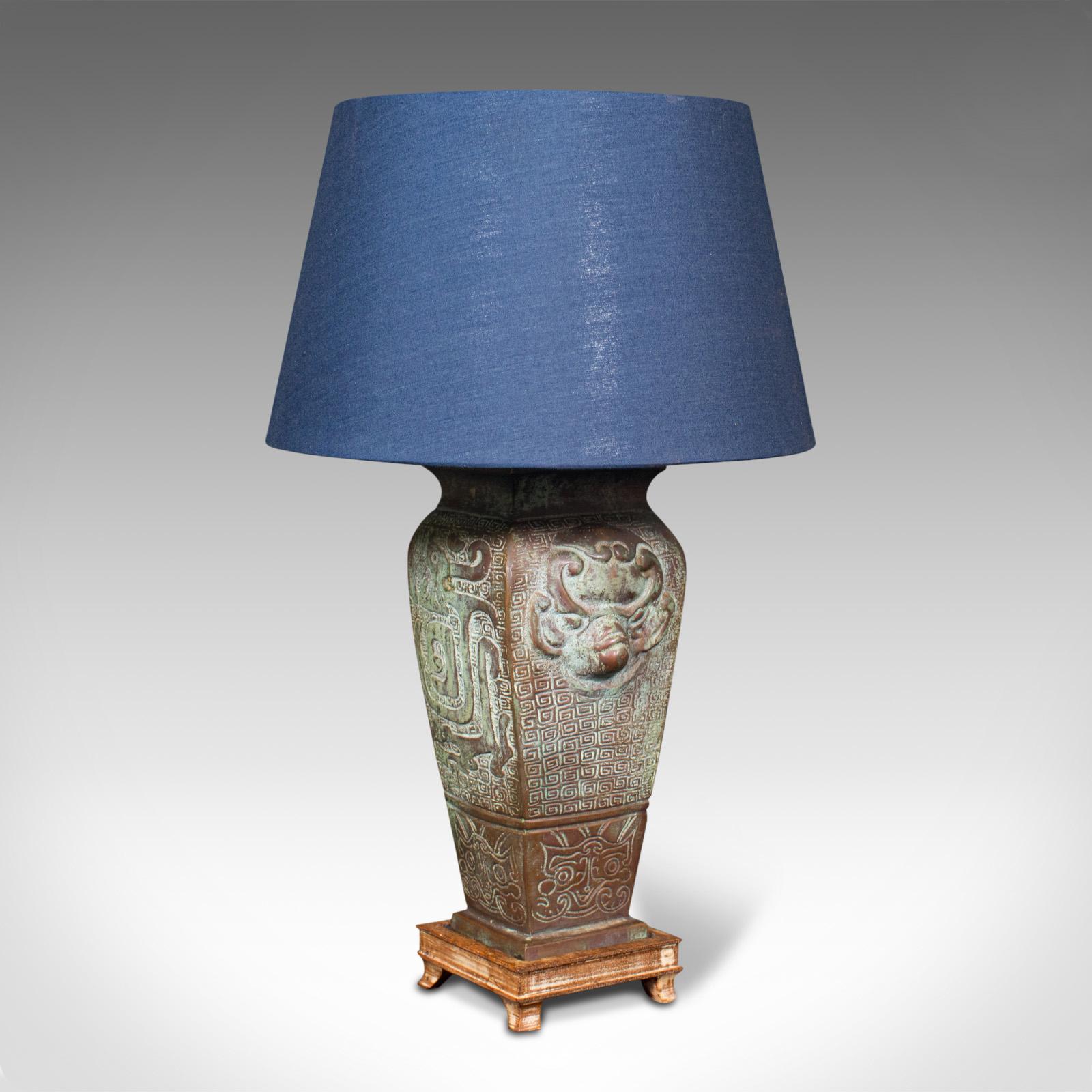 This is a vintage decorative table lamp. An oriental, bronze ornamental light, dating to the late 20th century, circa 1970.

Charming table lamp with pleasingly weathered appearance
Displays a desirable aged patina throughout
Bronze offers an