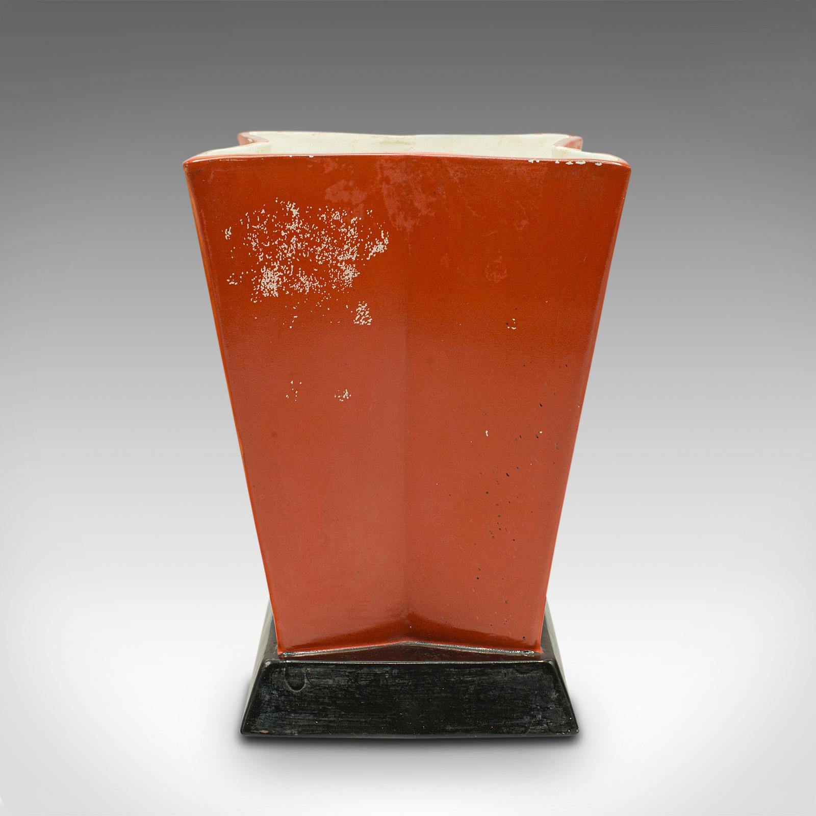 Dies ist eine dekorative Vintage-Vase. Ein belgisches, sternförmiges Exemplar aus Keramik im Art-déco-Stil, aus der Mitte des 20. Jahrhunderts, um 1940.

Form und Farbe dieser belgischen Vase sind auffallend
Zeigt eine wünschenswerte gealterte