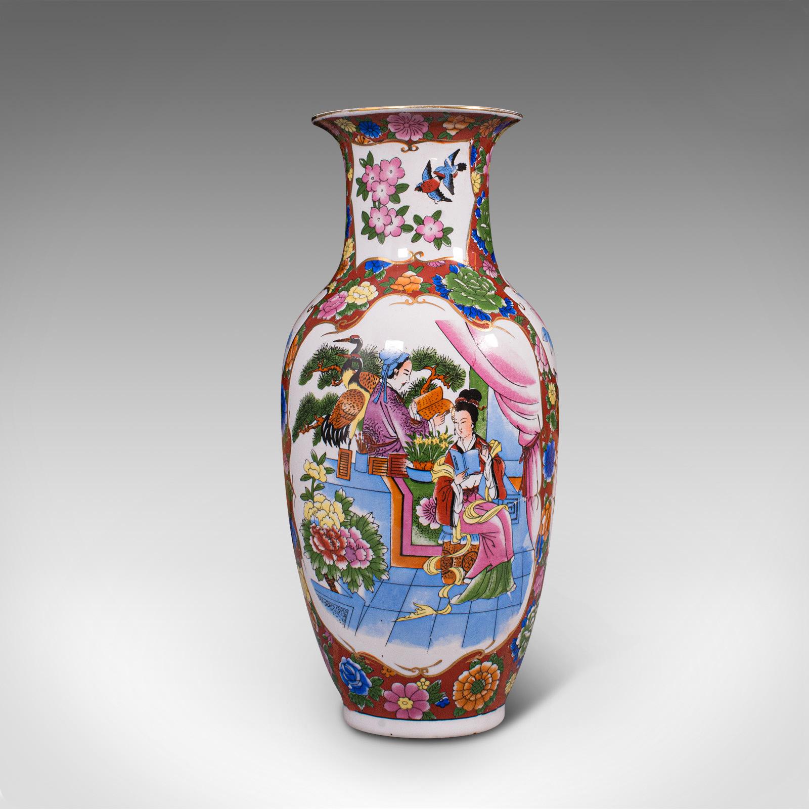 Dies ist eine dekorative Vintage-Vase. Eine chinesische Balusterblumenurne aus Keramik aus der späten Art-déco-Periode, um 1940.

Klassisch orientalischer Art-Déco-Geschmack
Zeigt eine wünschenswerte gealterte Patina und in gutem Zustand
Hoch