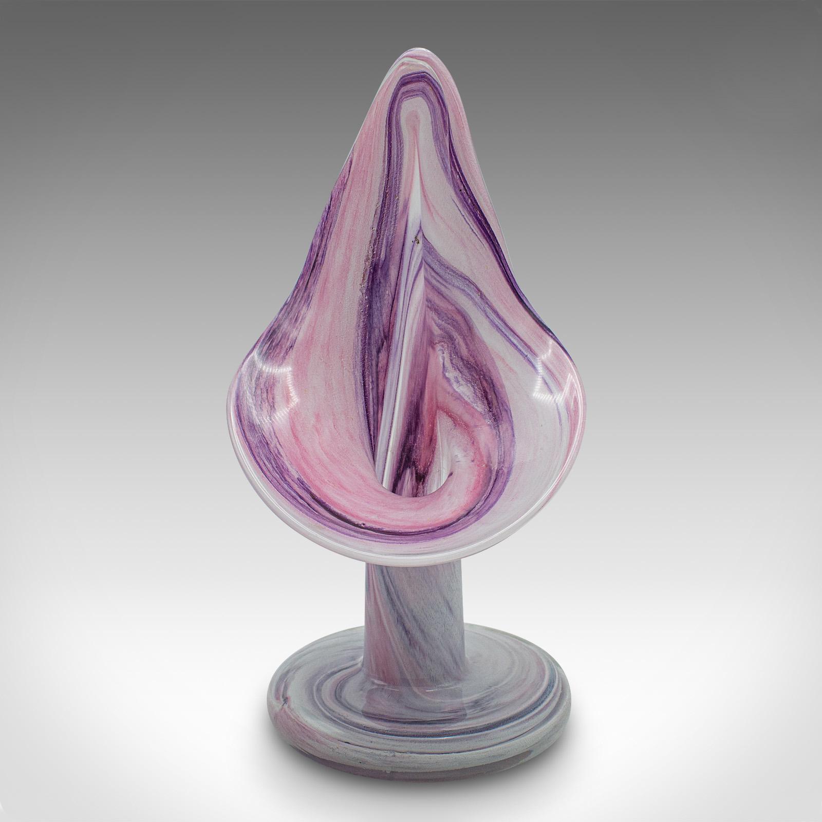 
Questo è un vaso decorativo vintage. Un portacandele continentale in vetro artistico, risalente alla fine del XX secolo, intorno al 1970.

Altamente distintivo e impreziosito da un colore superbo
Presenta una patina invecchiata di grande valore.
Un