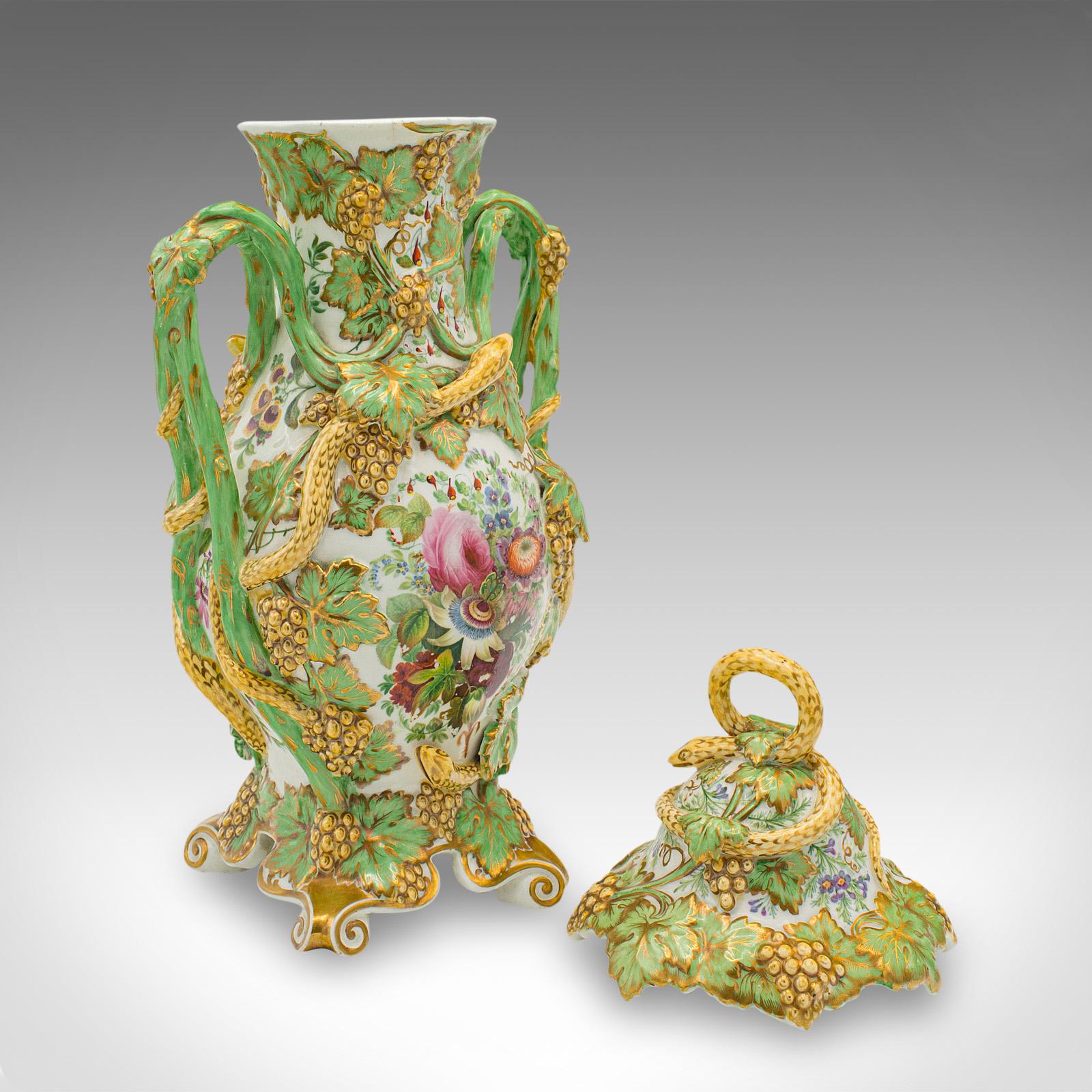 Il s'agit d'un vase décoratif vintage et de son couvercle. Une urne balustre allemande en céramique de style Art déco, datant du milieu du 20e siècle, vers 1940.

Des serpents fascinants et de belles couleurs pour ce charmant vase.
Présente une