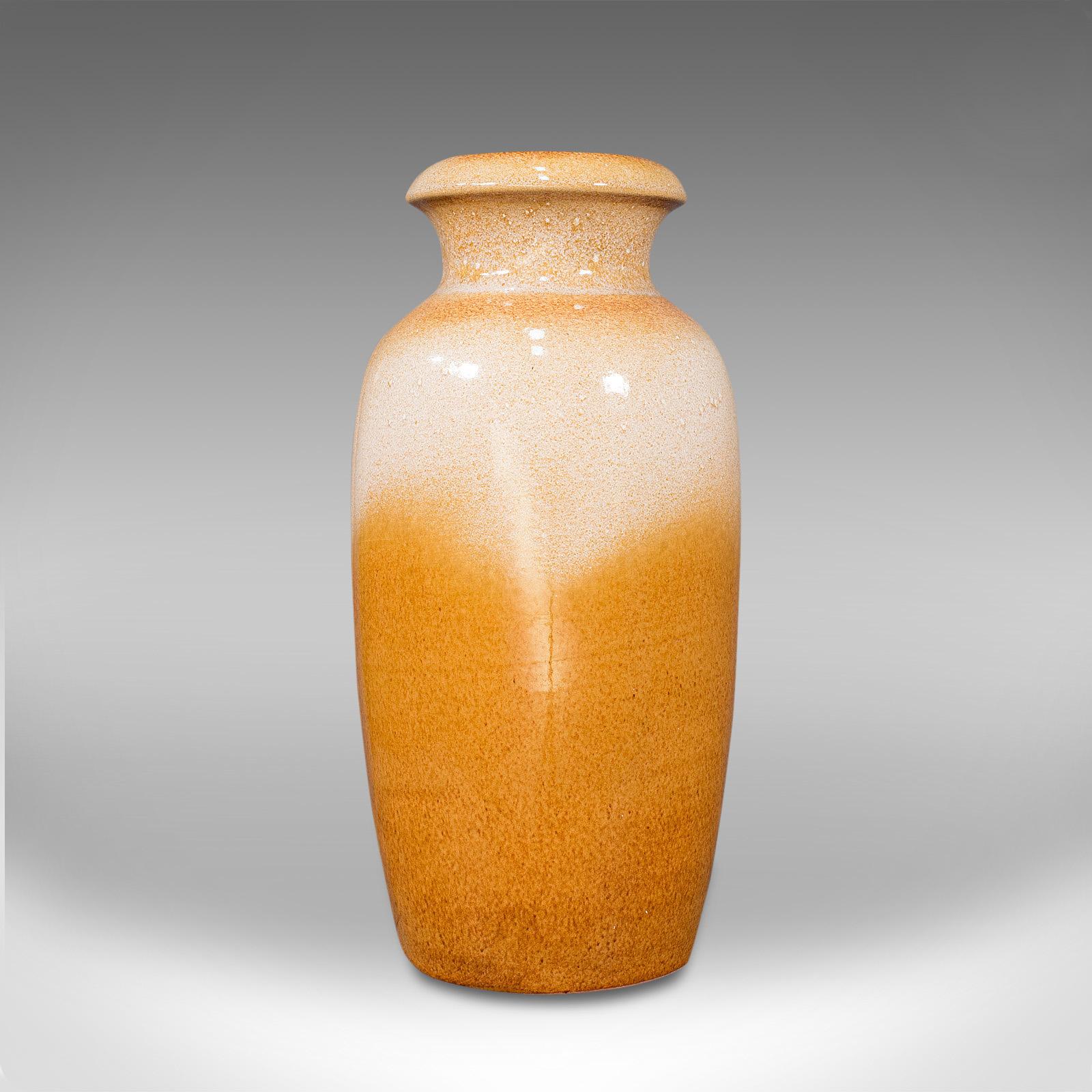 Il s'agit d'un vase décoratif vintage. Vase à fleurs allemand en céramique peint à la lave, datant du milieu du 20e siècle, vers 1960.

Des teintes douces et un goût caractéristique du milieu du siècle
Présente une patine vieillie très