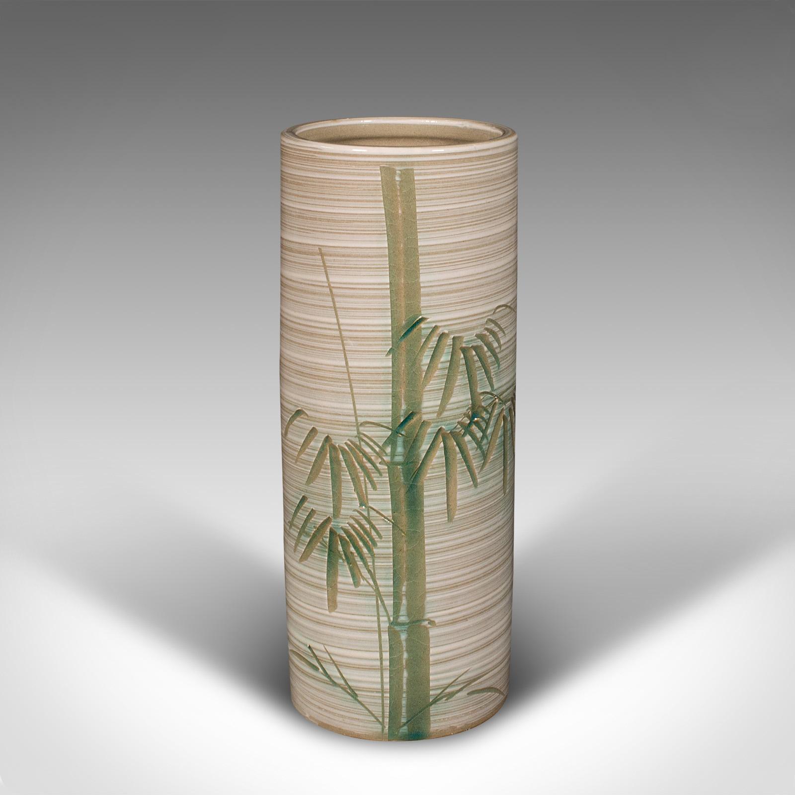 
Questo è un vaso decorativo vintage. Un manicotto giapponese in ceramica con motivo floreale di bambù, risalente alla fine del XX secolo, circa 1980.

Un gusto giapponese accattivante con un arredamento accattivante
Presenta una patina invecchiata