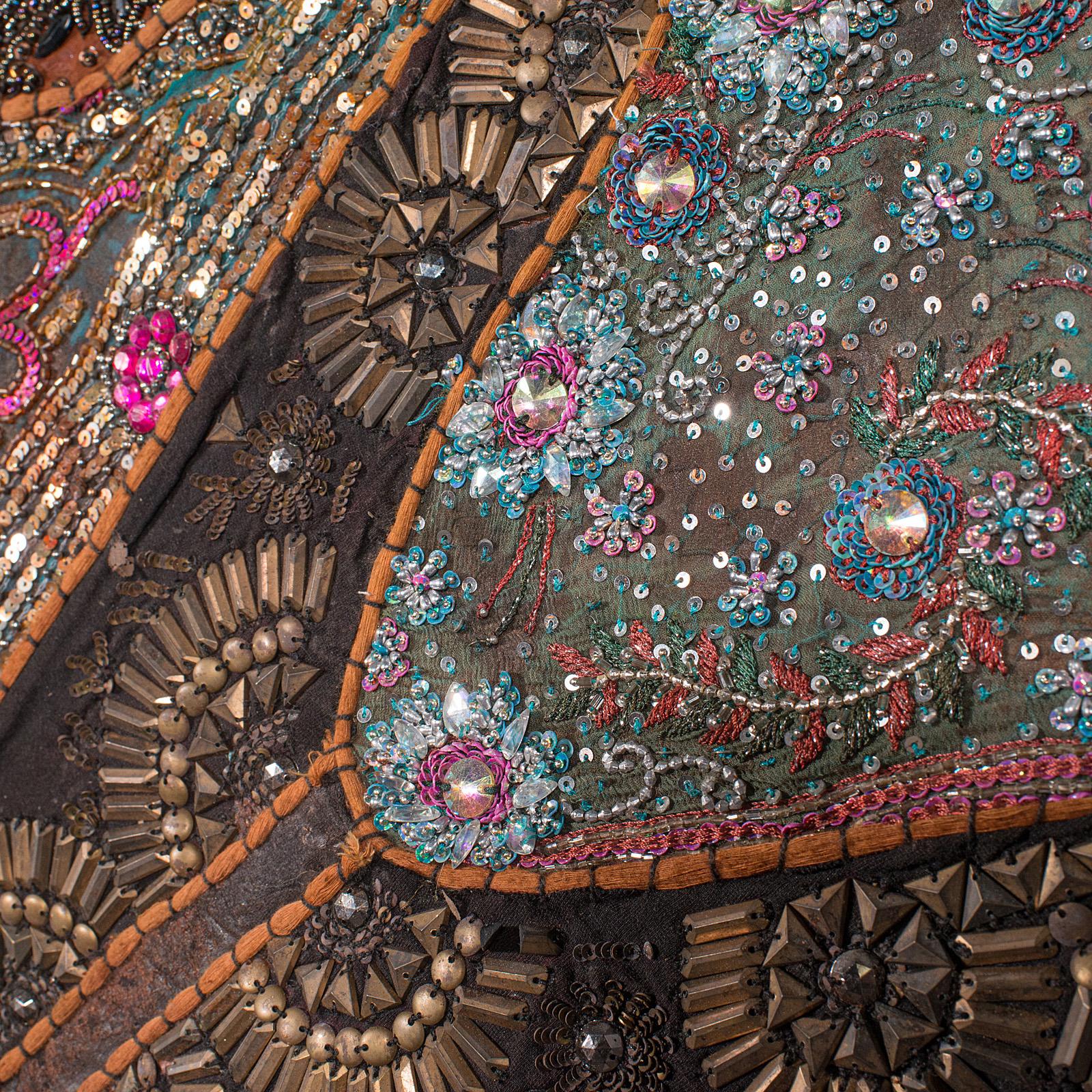 Pannello decorativo da parete vintage, Medio Oriente, fregio tessile, lustrini, 1980 circa in vendita 3