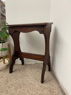Tabouret en bois décoratif vintage avec silhouette incurvée et détails de chevilles apparentes