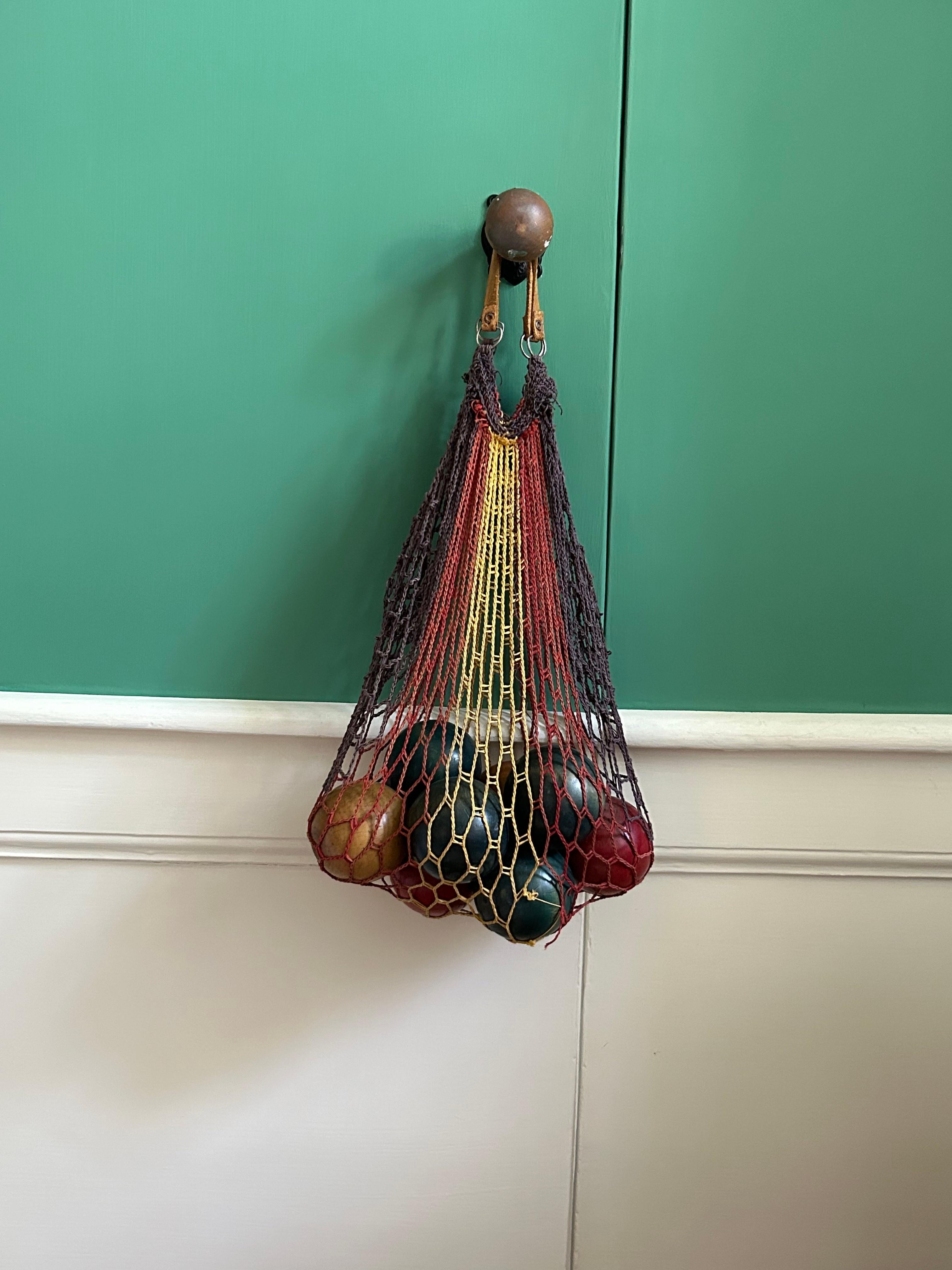 Français Sac décoratif vintage en boules de bois en maille au crochet, France, 20ème siècle en vente