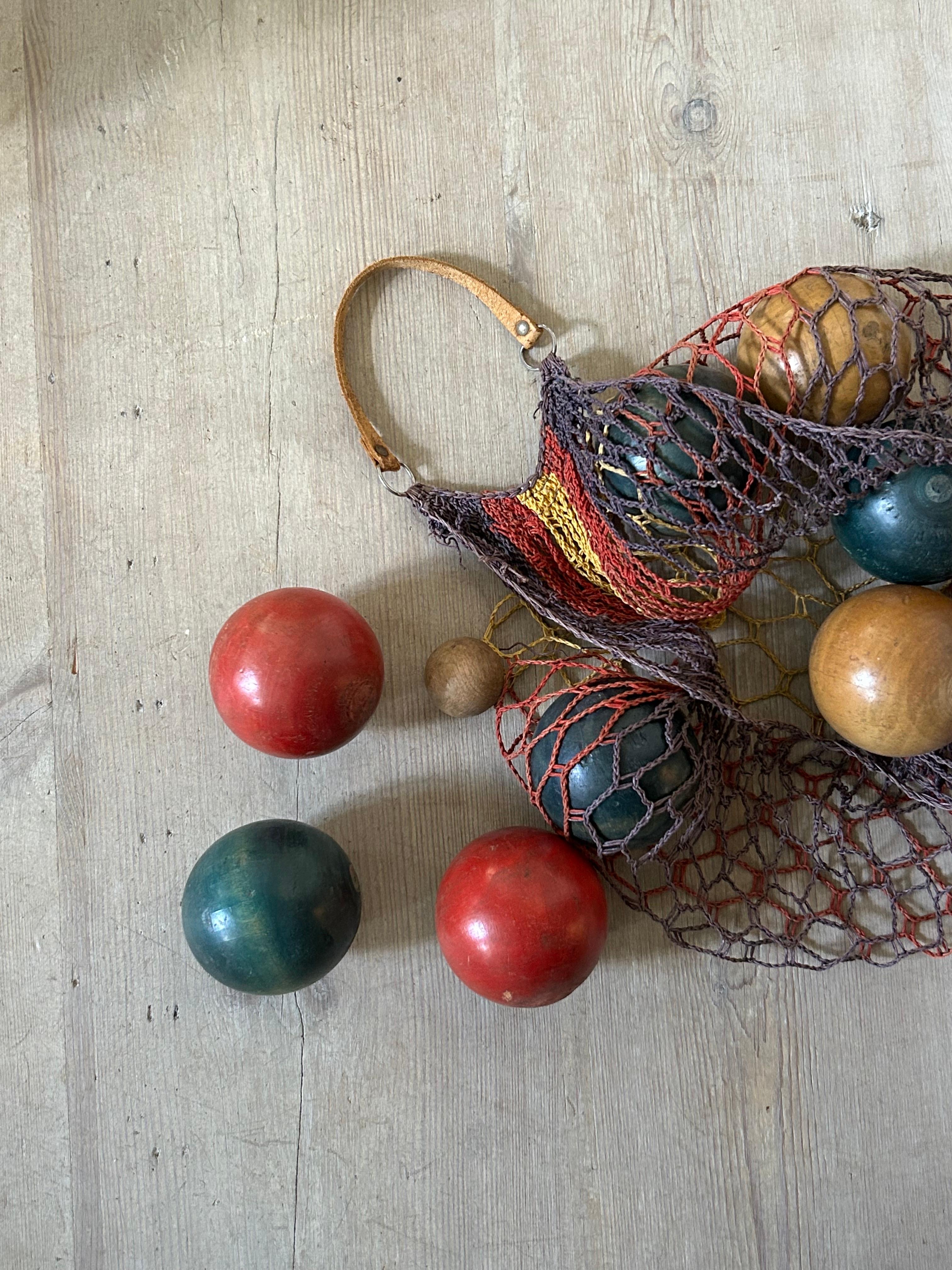 Cuir Sac décoratif vintage en boules de bois en maille au crochet, France, 20ème siècle en vente
