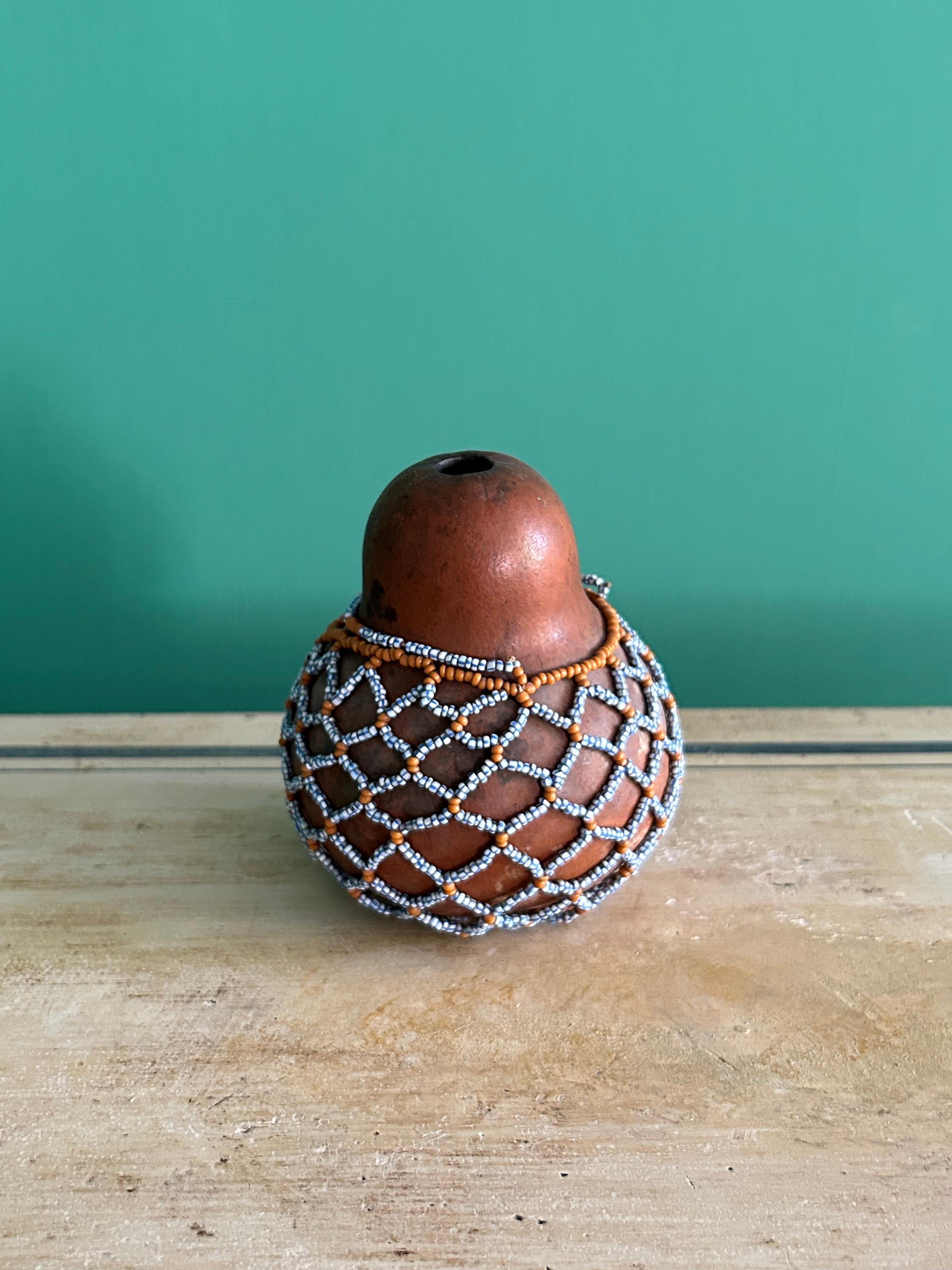 Vintage Decorative Xhosa Beaded Medicine Gourd, South Africa, 1930s In Good Condition For Sale In Copenhagen K, DK